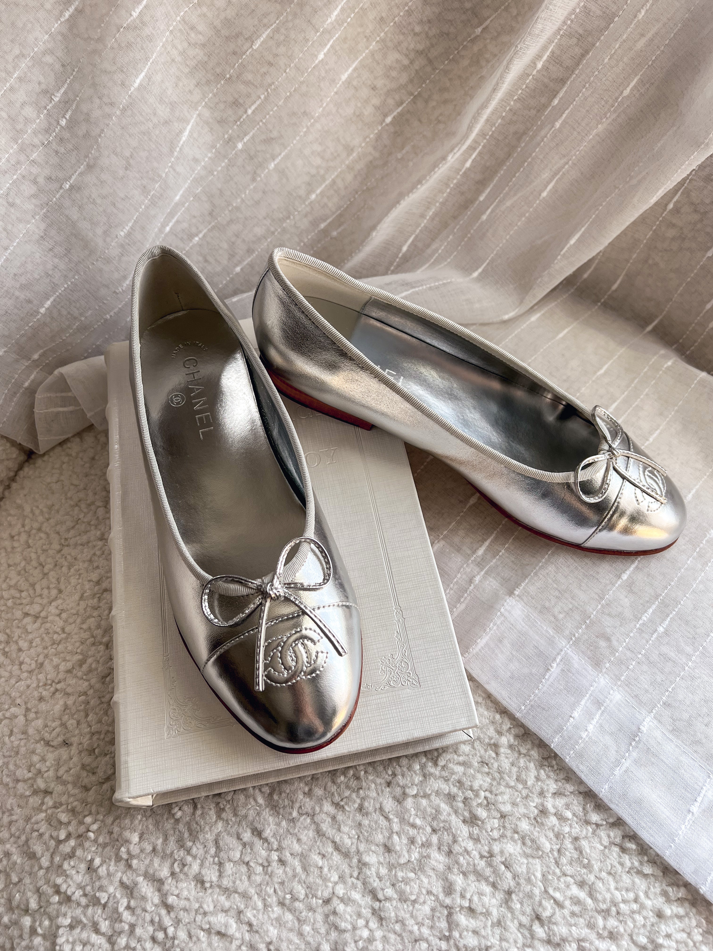 [TOP] CHANEL Flat Ballerina Cap Toes Bow - Metallic Silver