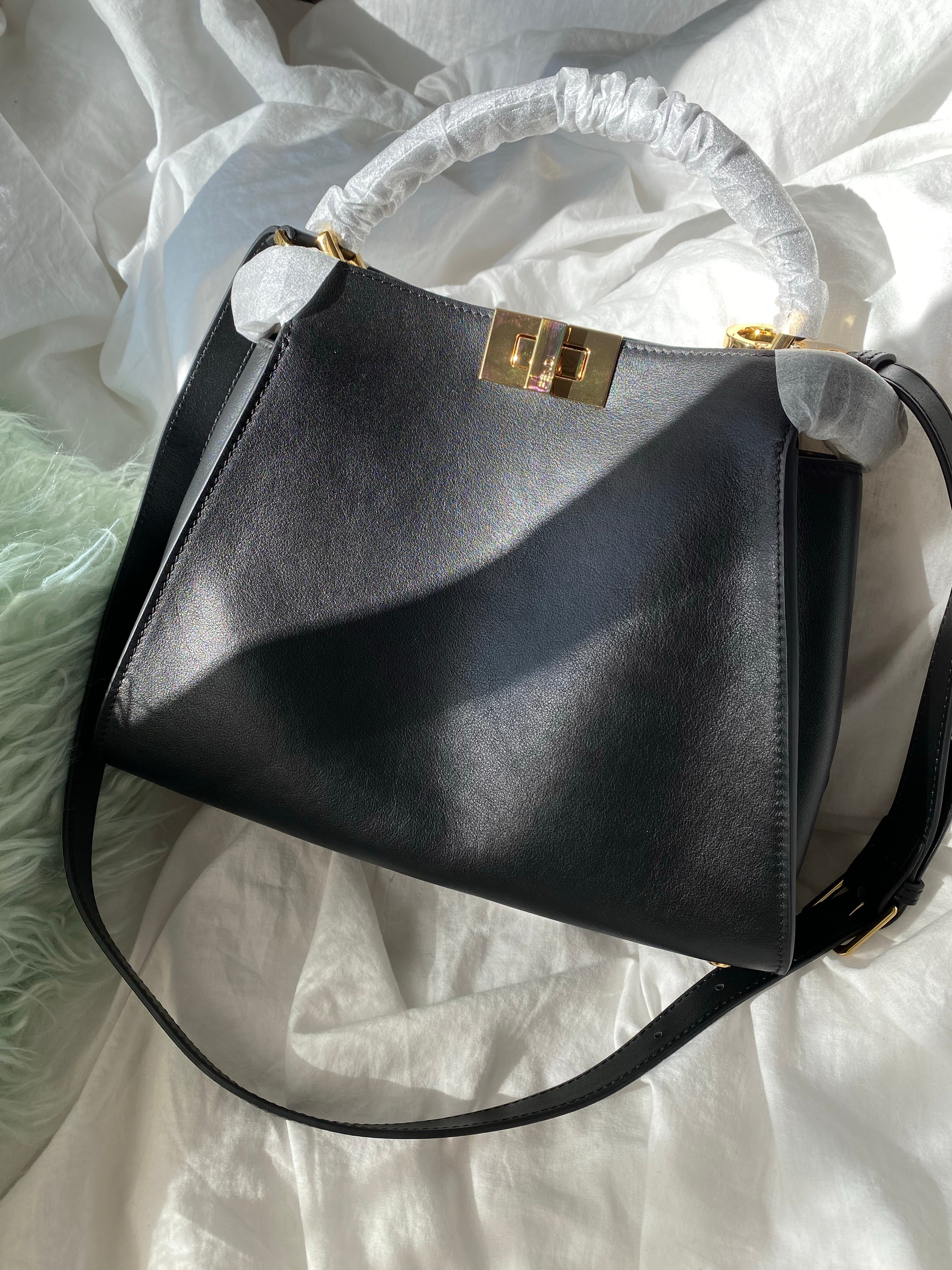 [TOP] FENDI FENDI Peekaboo Essentially - Black