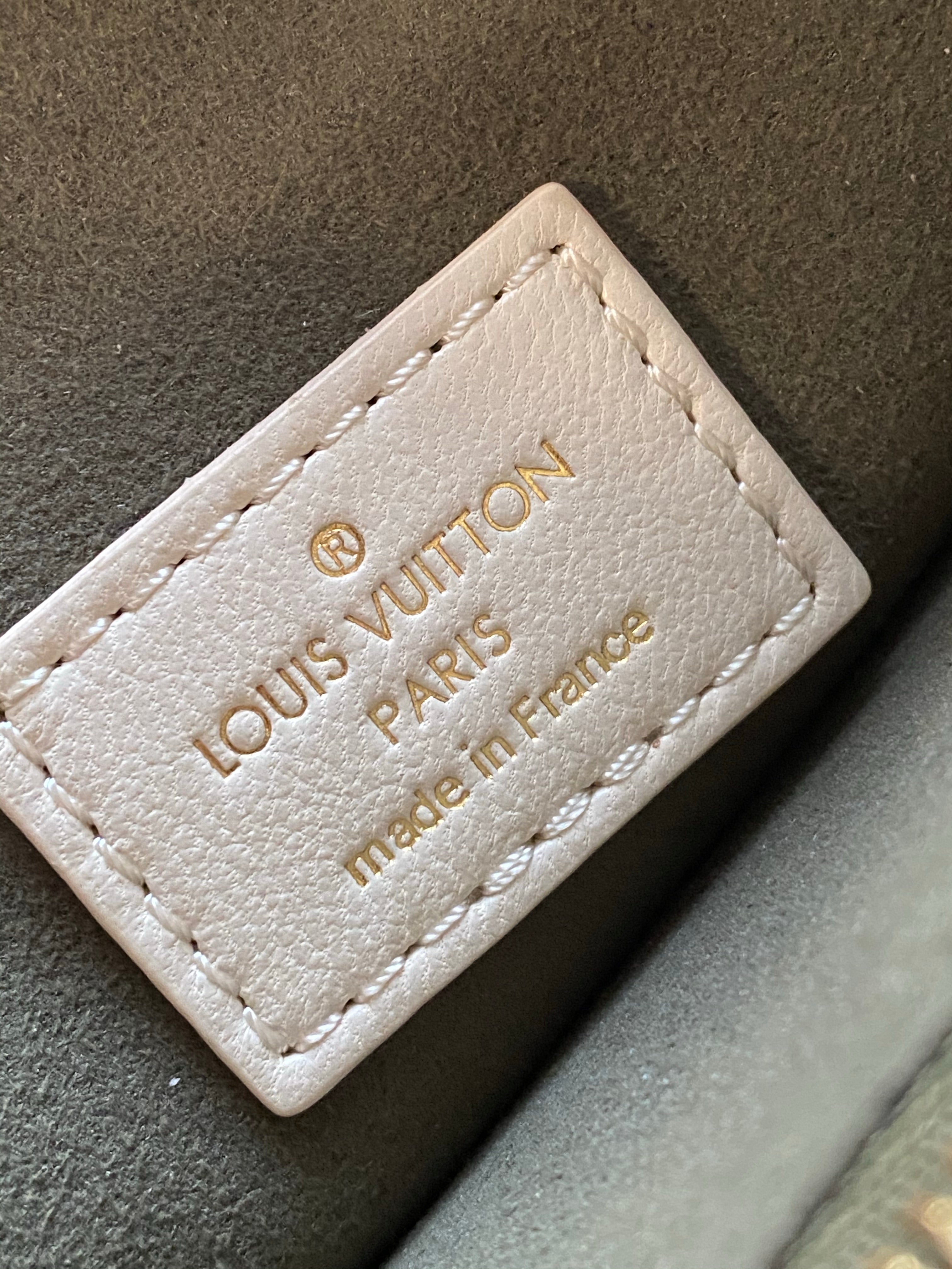 [TOP] Louis Vuitton LV Coussin 26x20x12cm - Cream