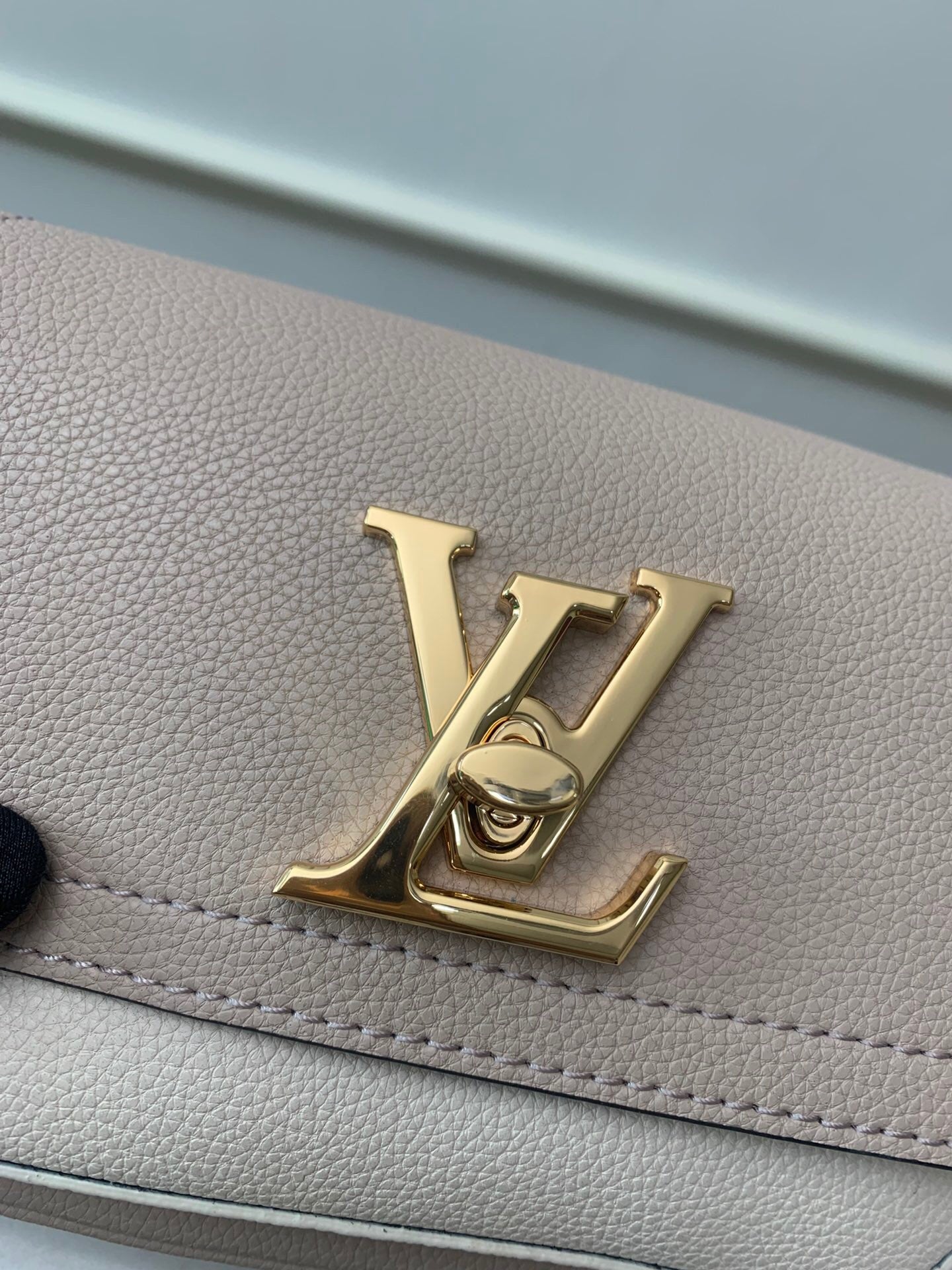 [TOP] Louis Vuitton LV  Lockme Tender Bag 19x13x8CM- Cream