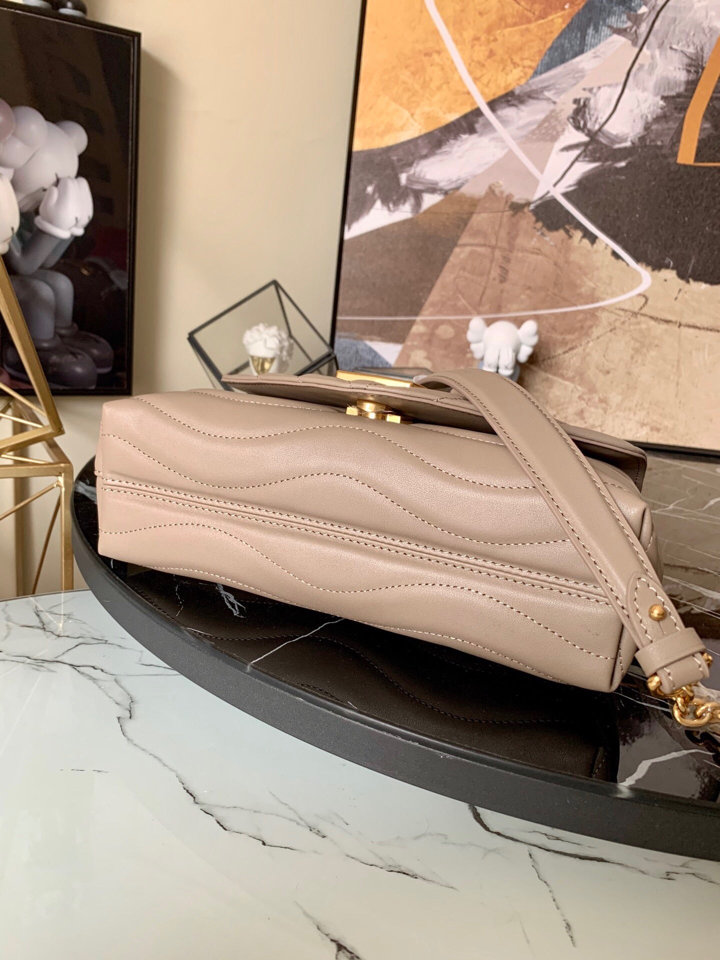 [TOP] Louis Vuitton LV £V New Wave Chain Bag 24×14×9CM- Beige