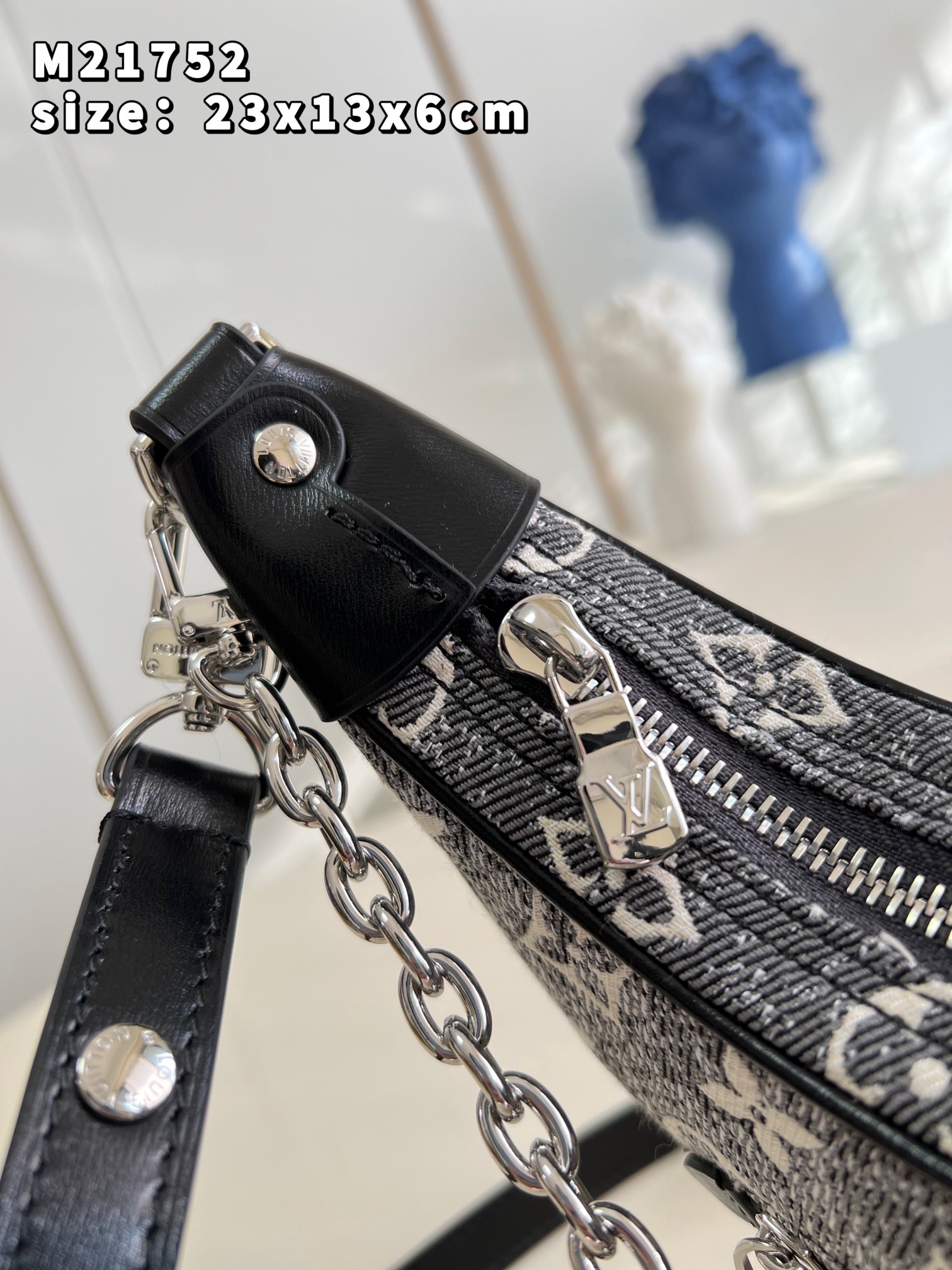 [TOP] Louis Vuitton LV  Loop Monogram Bag 23 x 13 x 6cm- Black