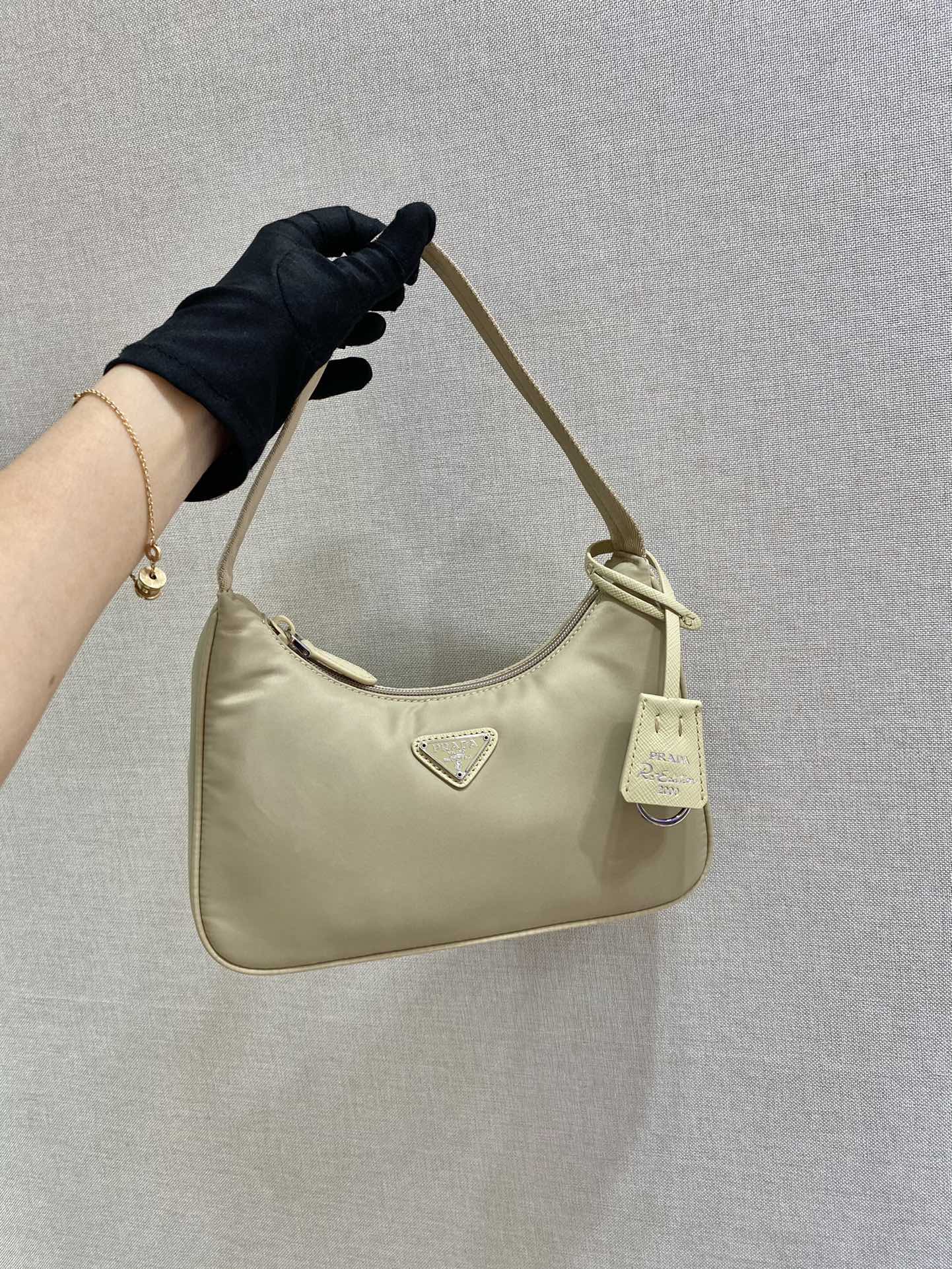 [TOP] PRADA Re-Edition Bag Hobo Nylon - Desert Beige