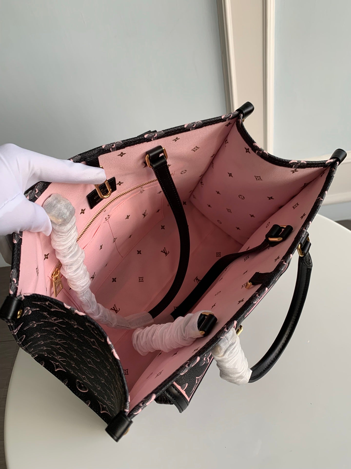 [TOP] Louis Vuitton LV On The Go MM Fall For You Monogram Tote 35x27x14cm - Black