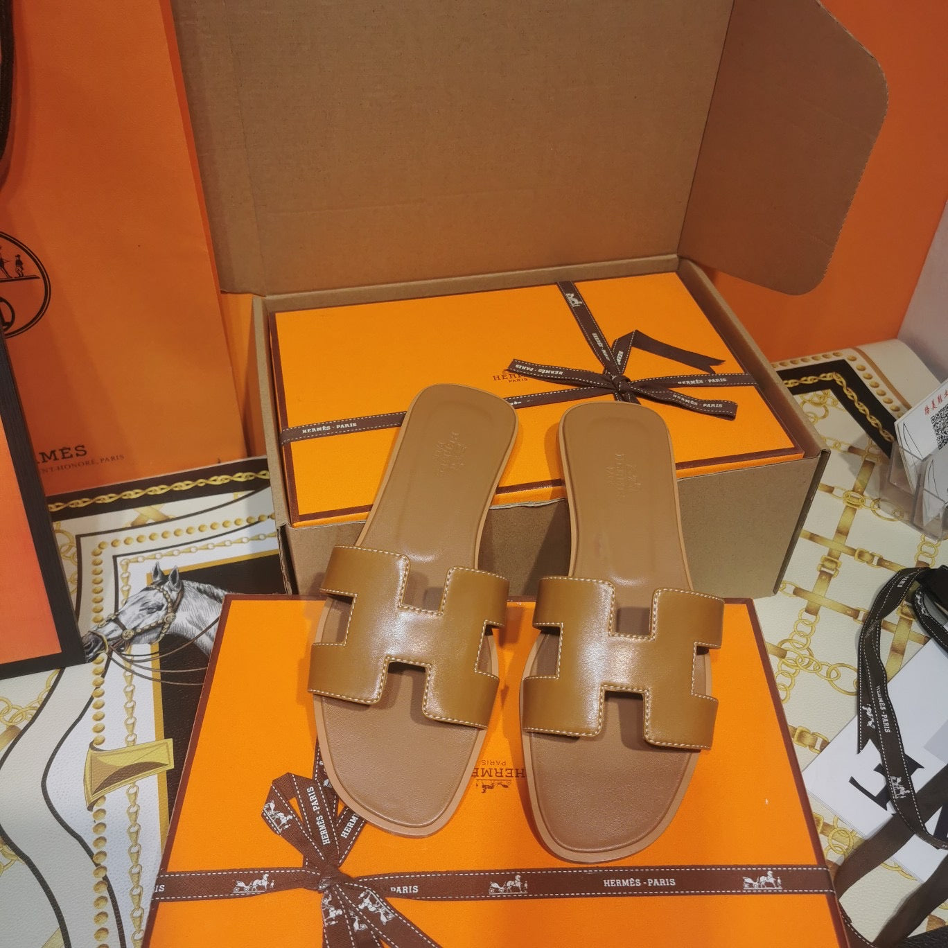 [TOP] HERMES Oran Sandals - Gold Piqures Ecrues
