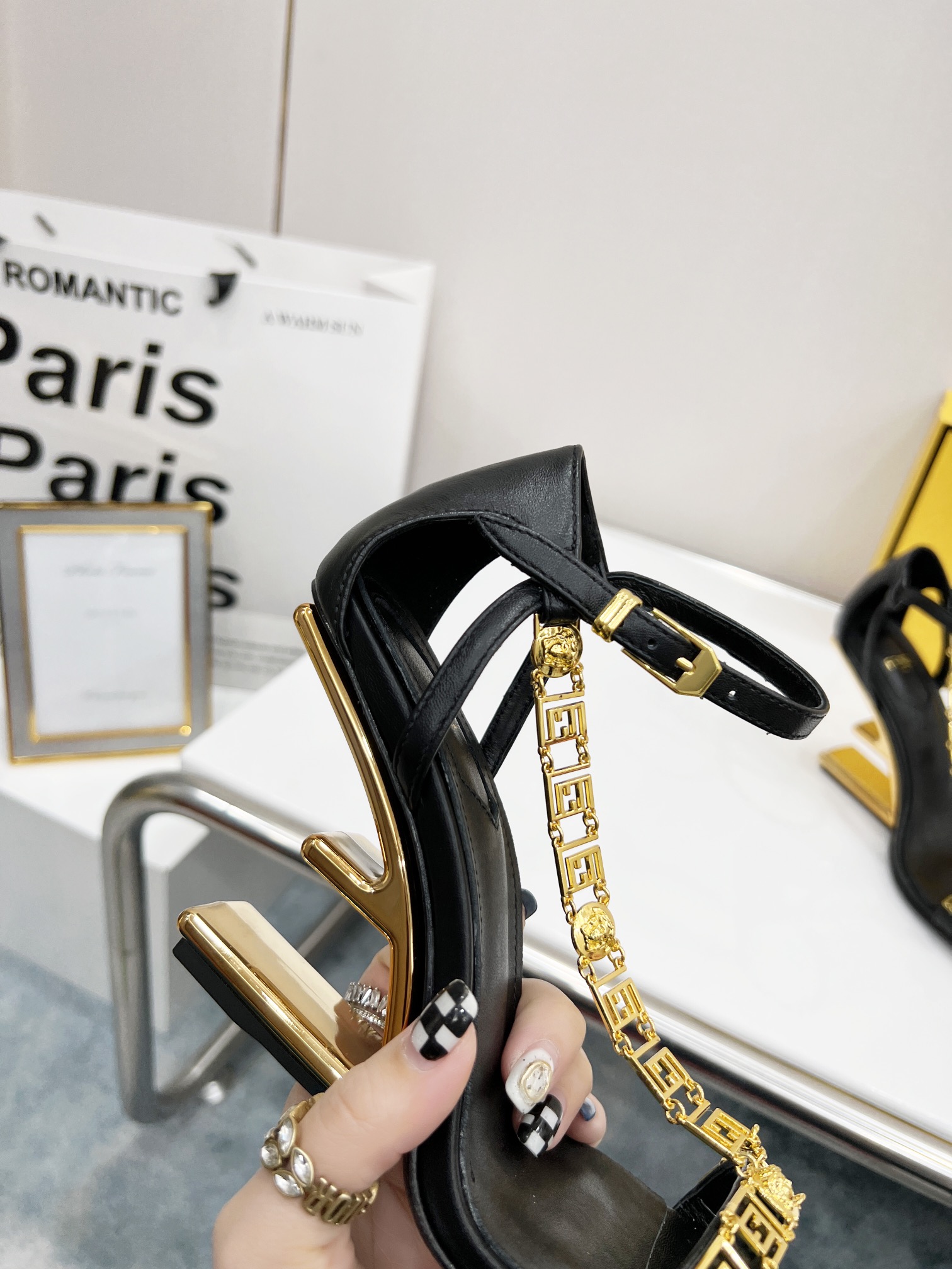 [TOP] FENDI First High Heel - Black