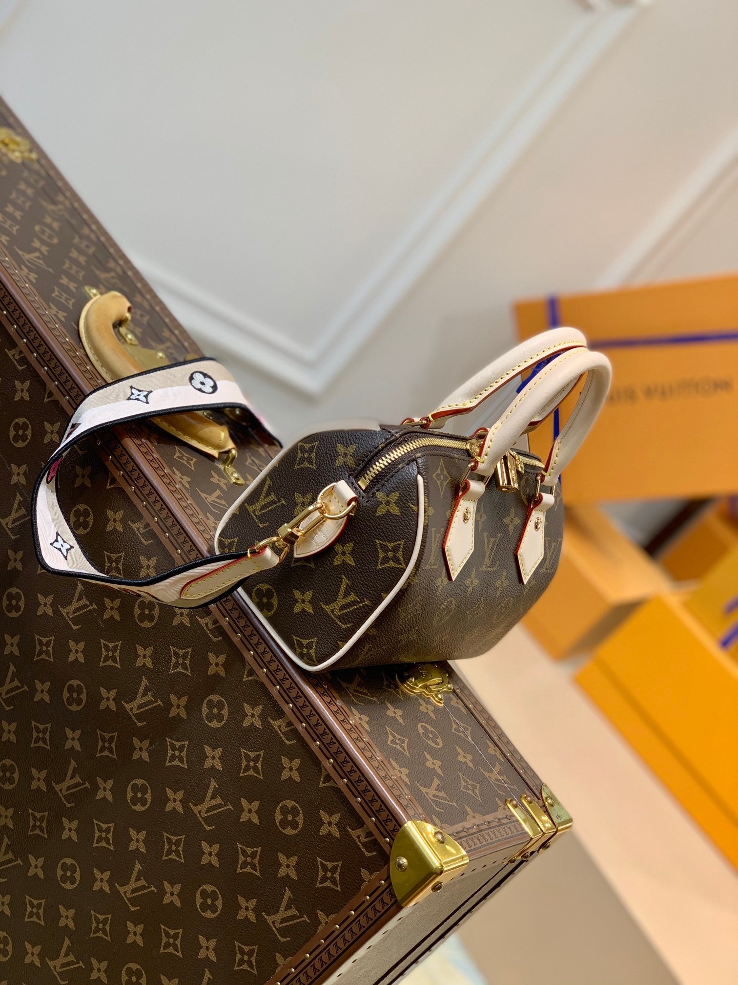 [TOP] Louis Vuitton LV  Speedy 20 Monogram Crossbody Bag 20x13.5x12cm - Cream