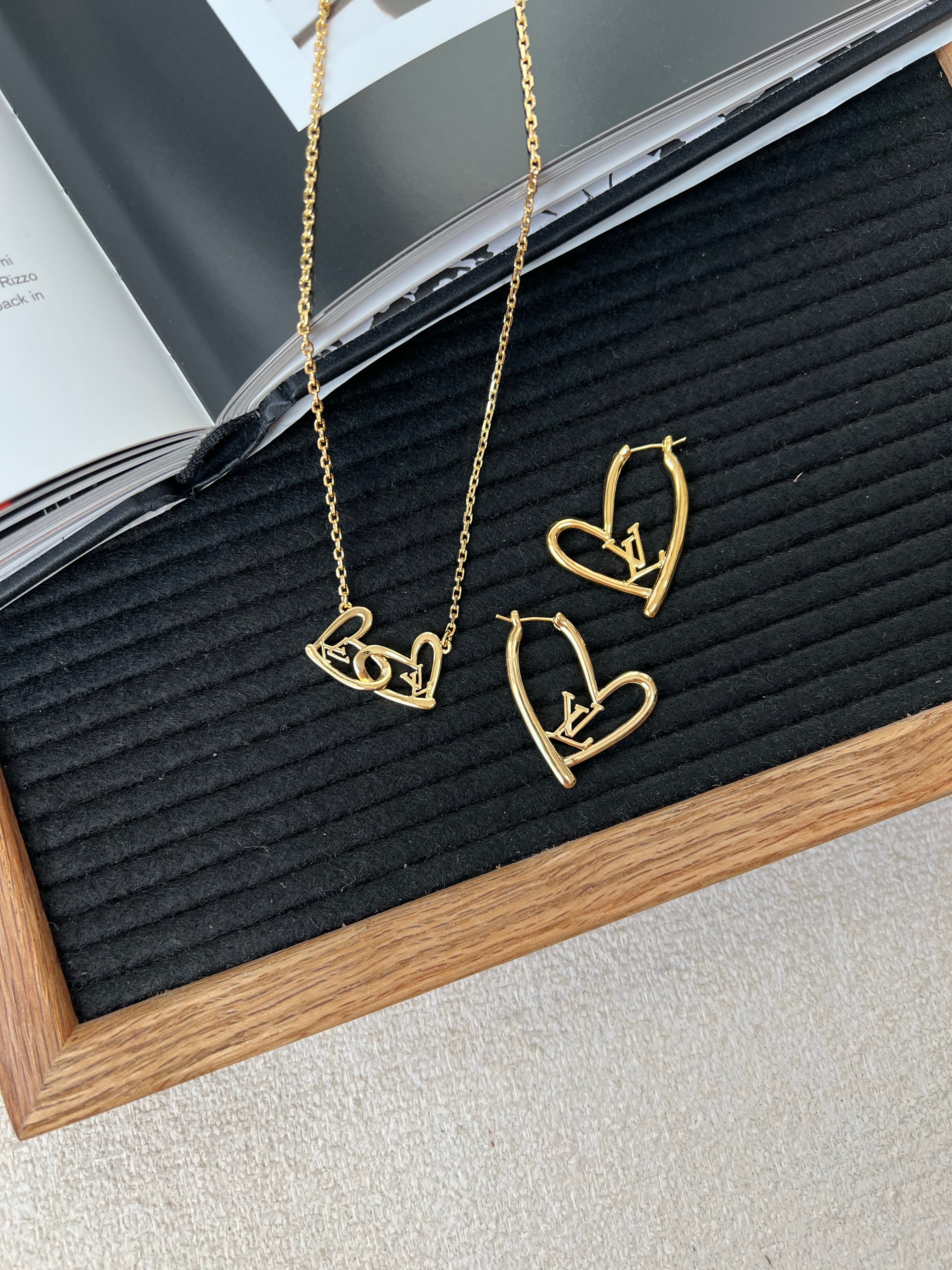 [TOP] Louis Vuitton Heart Earrings & Necklace - Gold