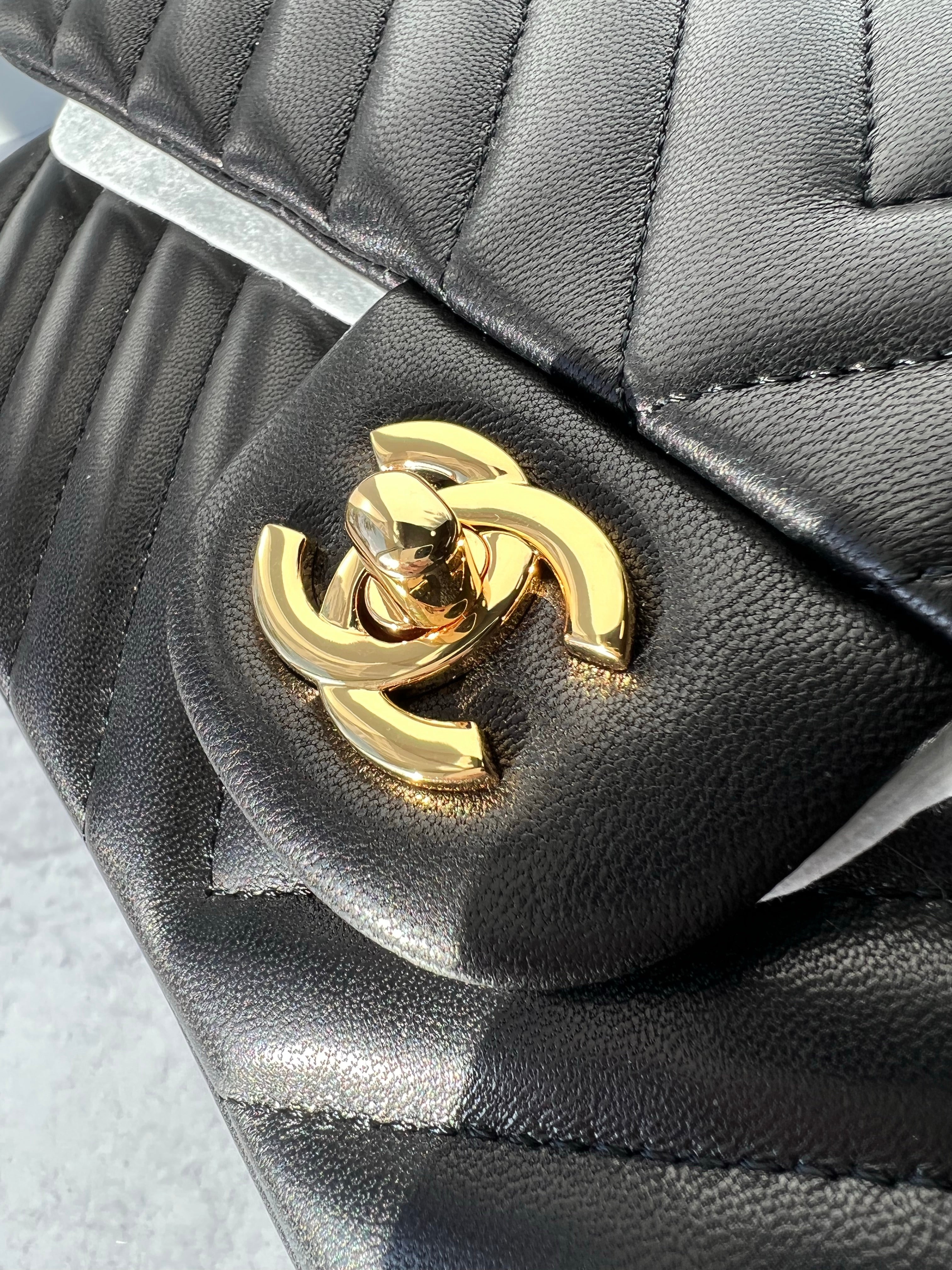 [TOP] CHANEL Classic Flap Bag Chevron Lambskin Medium 25.5cm – Black & GHW