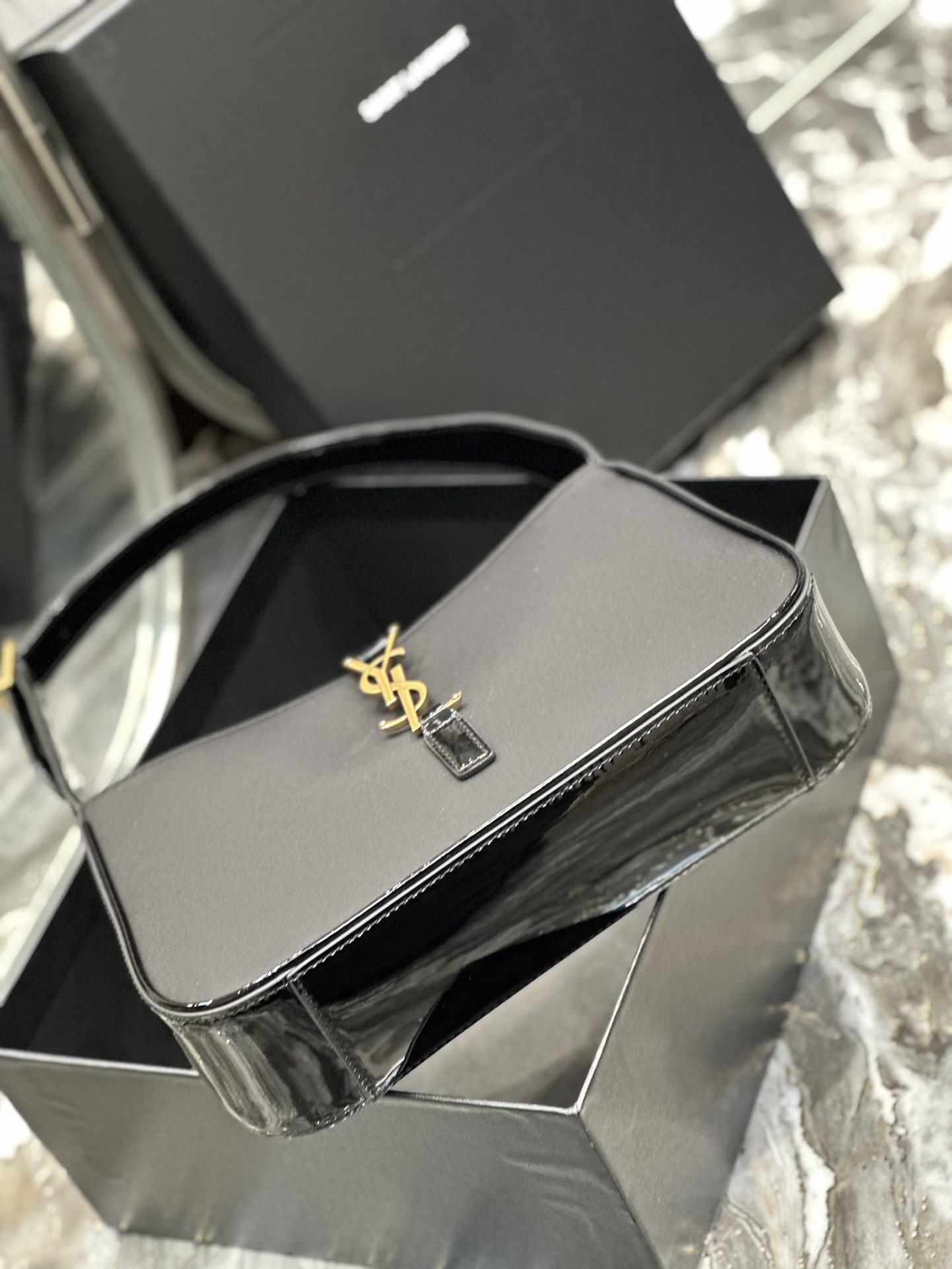 [TOP] Yves Saint Laurent YSL LE 5A7 Shoulder Bag - Black&GHW