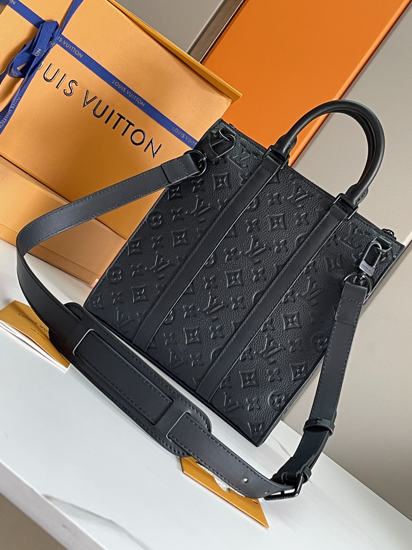 [TOP] Louis Vuitton LV Sac Plat Taurillon Bag 26x28.5x6CM-Black