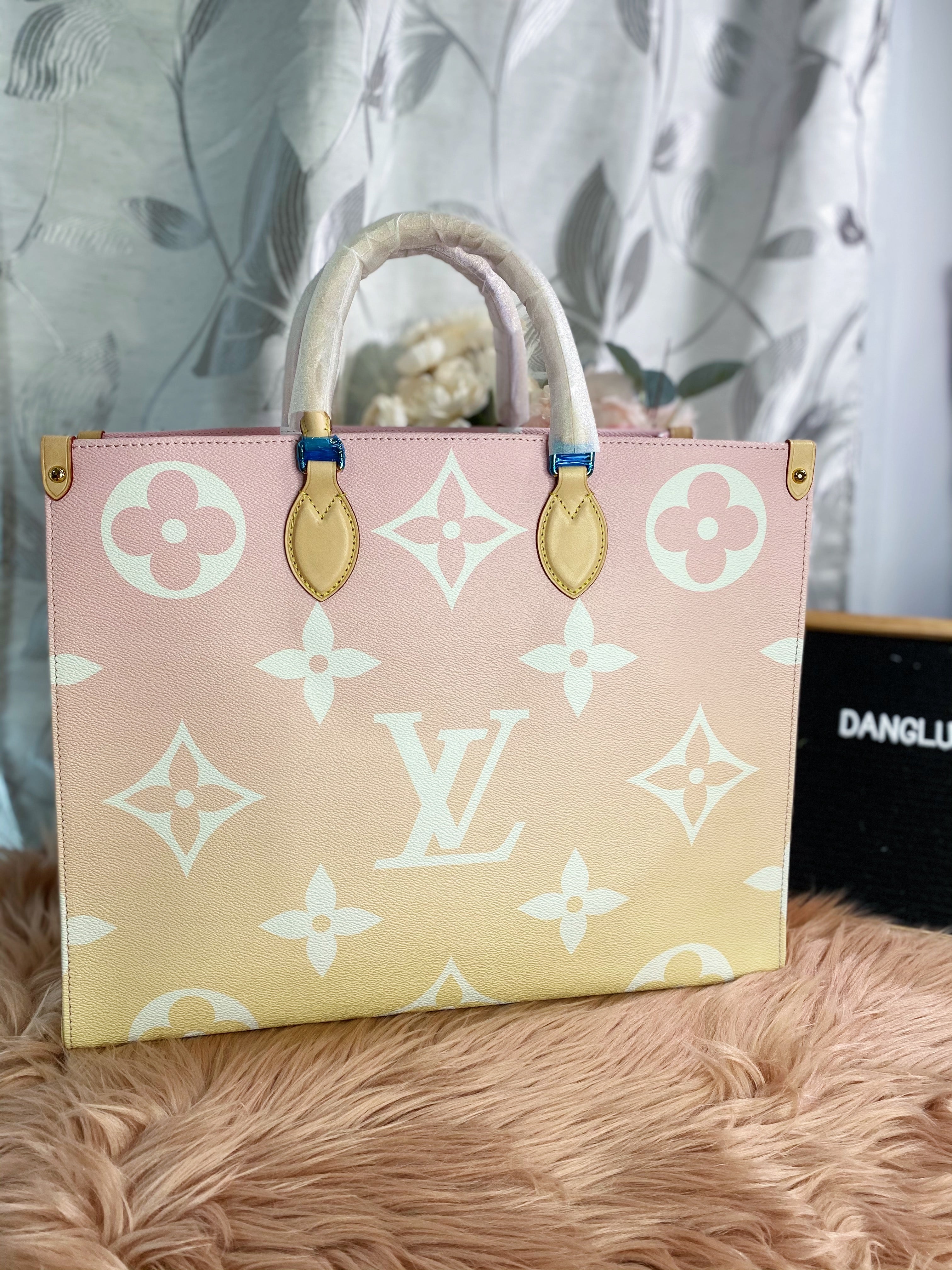 [TOP] Louis Vuitton LV On The Go GM By The Pool 41x34x19cm - Pink
