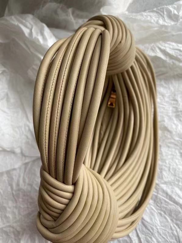 [TOP] Bottega Veneta BV  Double Knot Noodle Bag - Beige