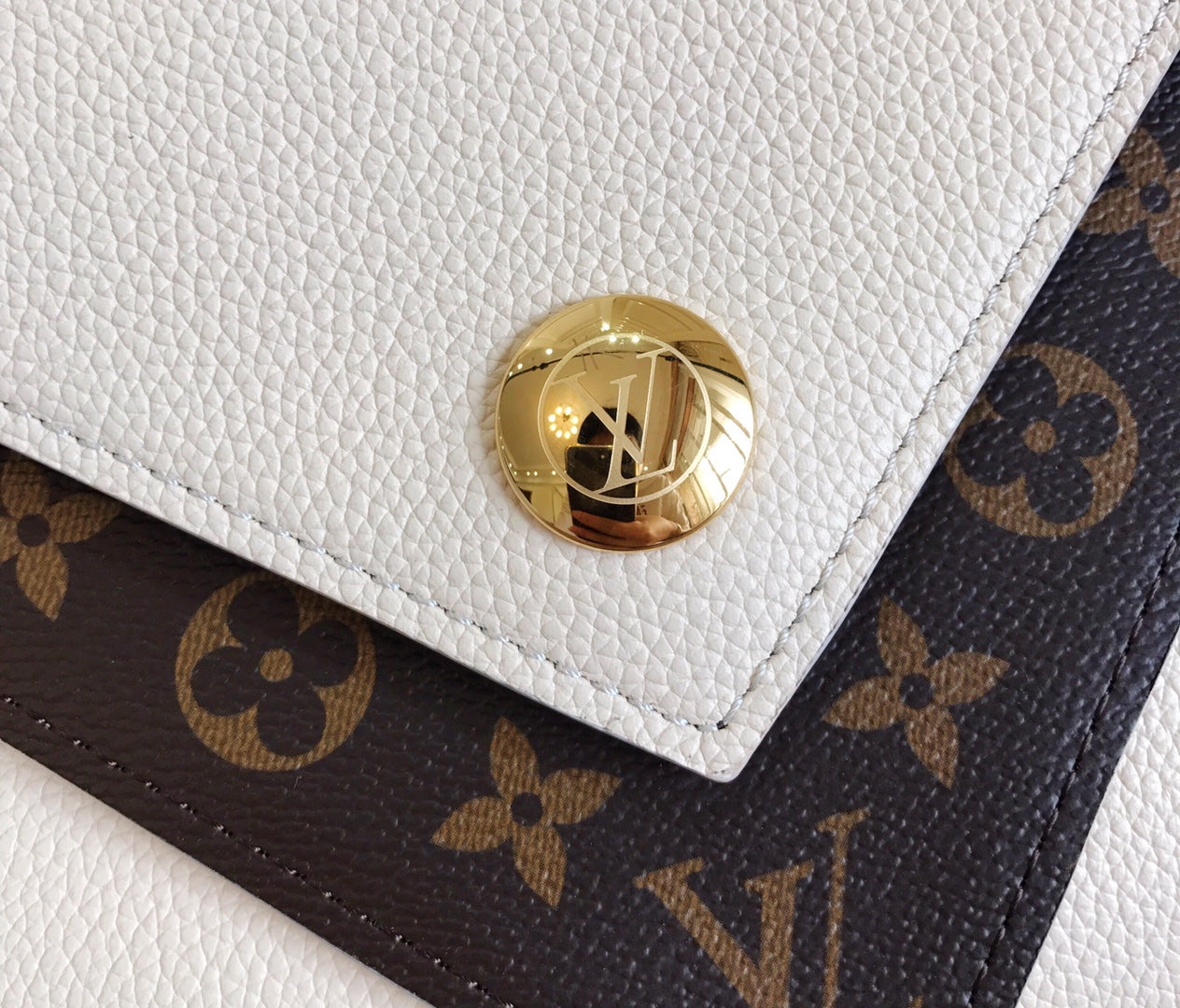 [TOP] Louis Vuitton LV L*V Double V Top Handle Bag 28×19×16.5CM- Cream