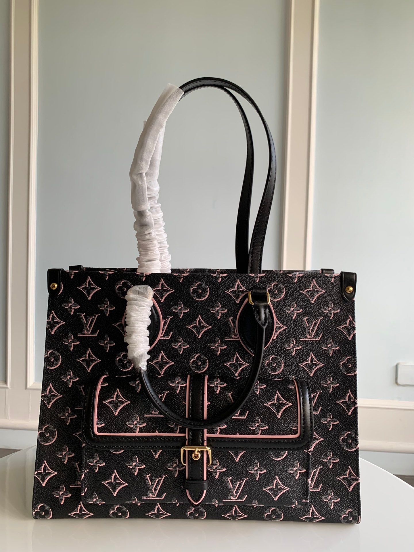 [TOP] Louis Vuitton LV On The Go MM Fall For You Monogram Tote 35x27x14cm - Black