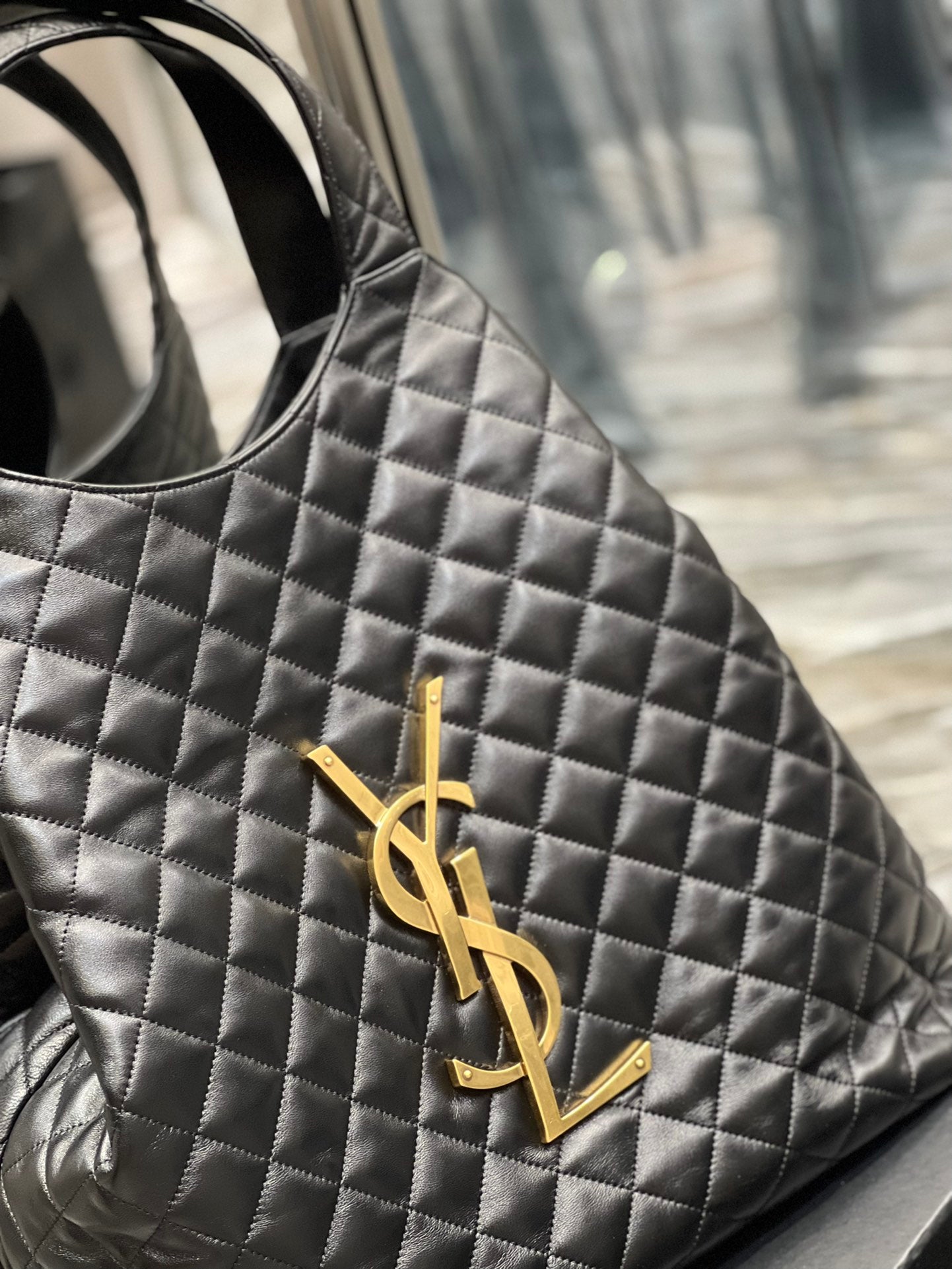 [TOP] Yves Saint Laurent YSL Lambskin Icare Tote - Black