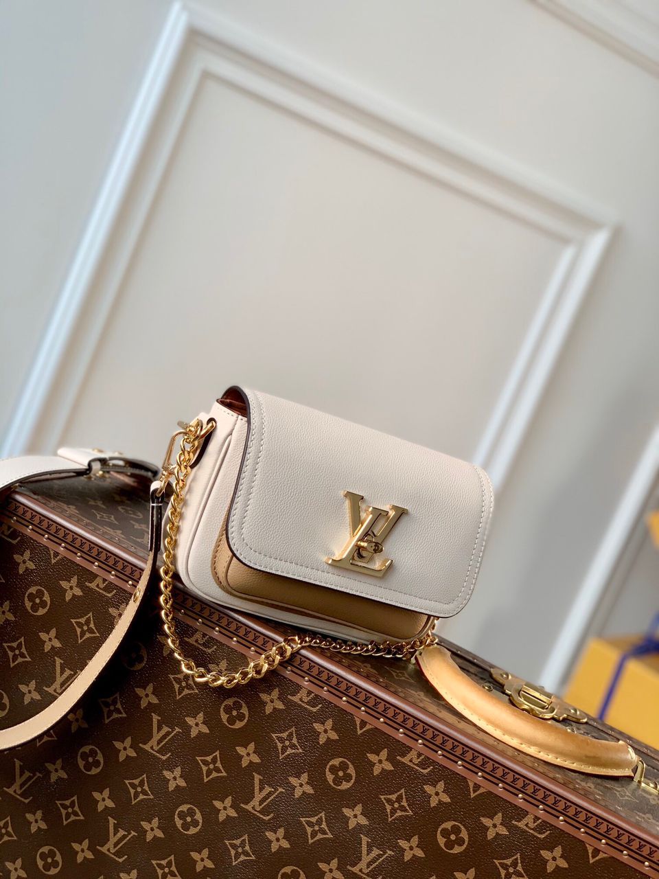 [TOP] Louis Vuitton LV L*V Lock Me Tender 21*10*15 cm - Cream w Brown