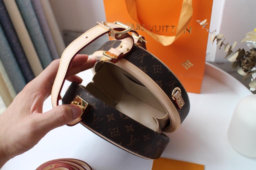 [TOP] Louis Vuitton LV £L*V Monogram Petit Boite Chapeau 17.5x16.5x7.5cm- Cream Leather