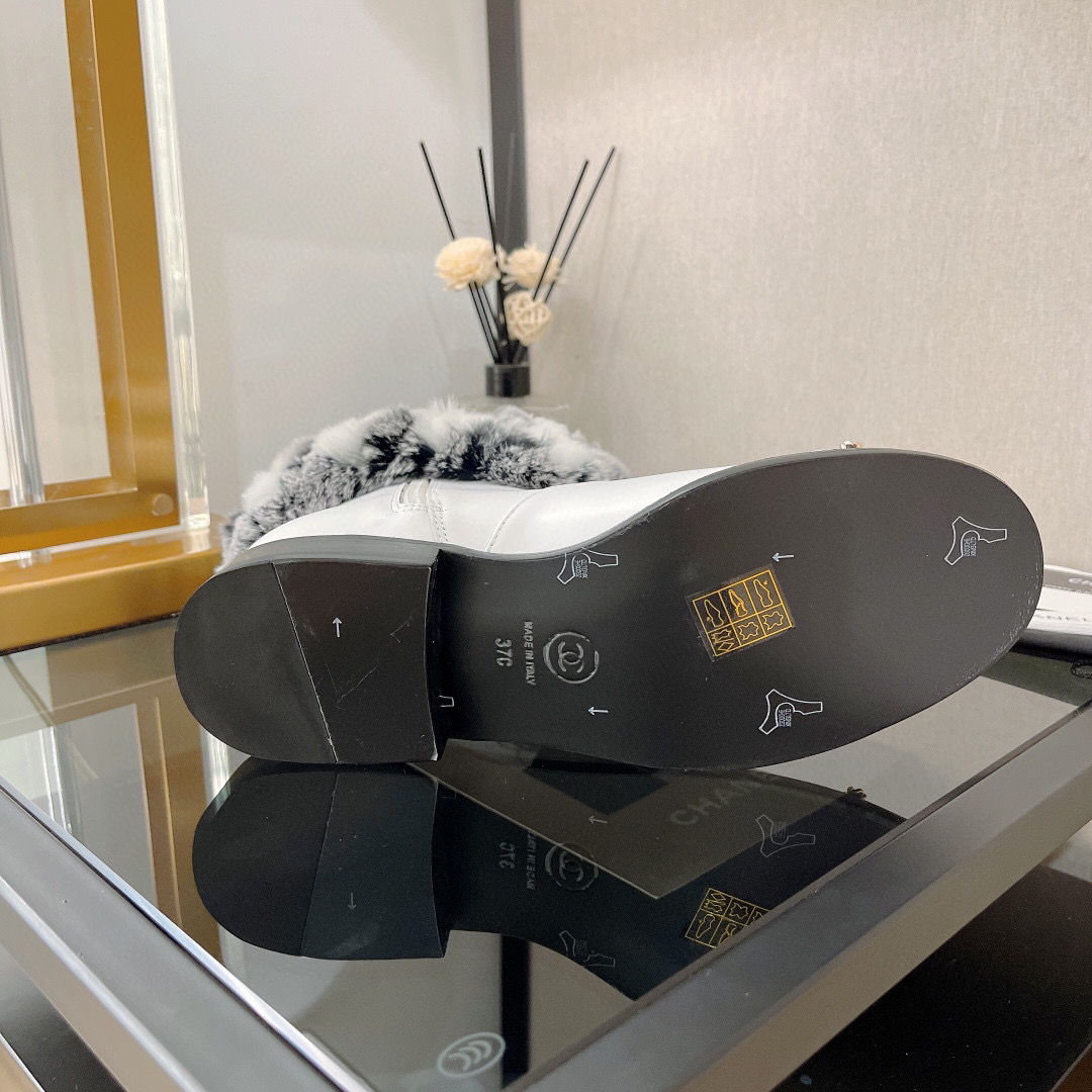 [TOP] CHANEL Lambskin Boots with Rabbit Fur Sleeve - White