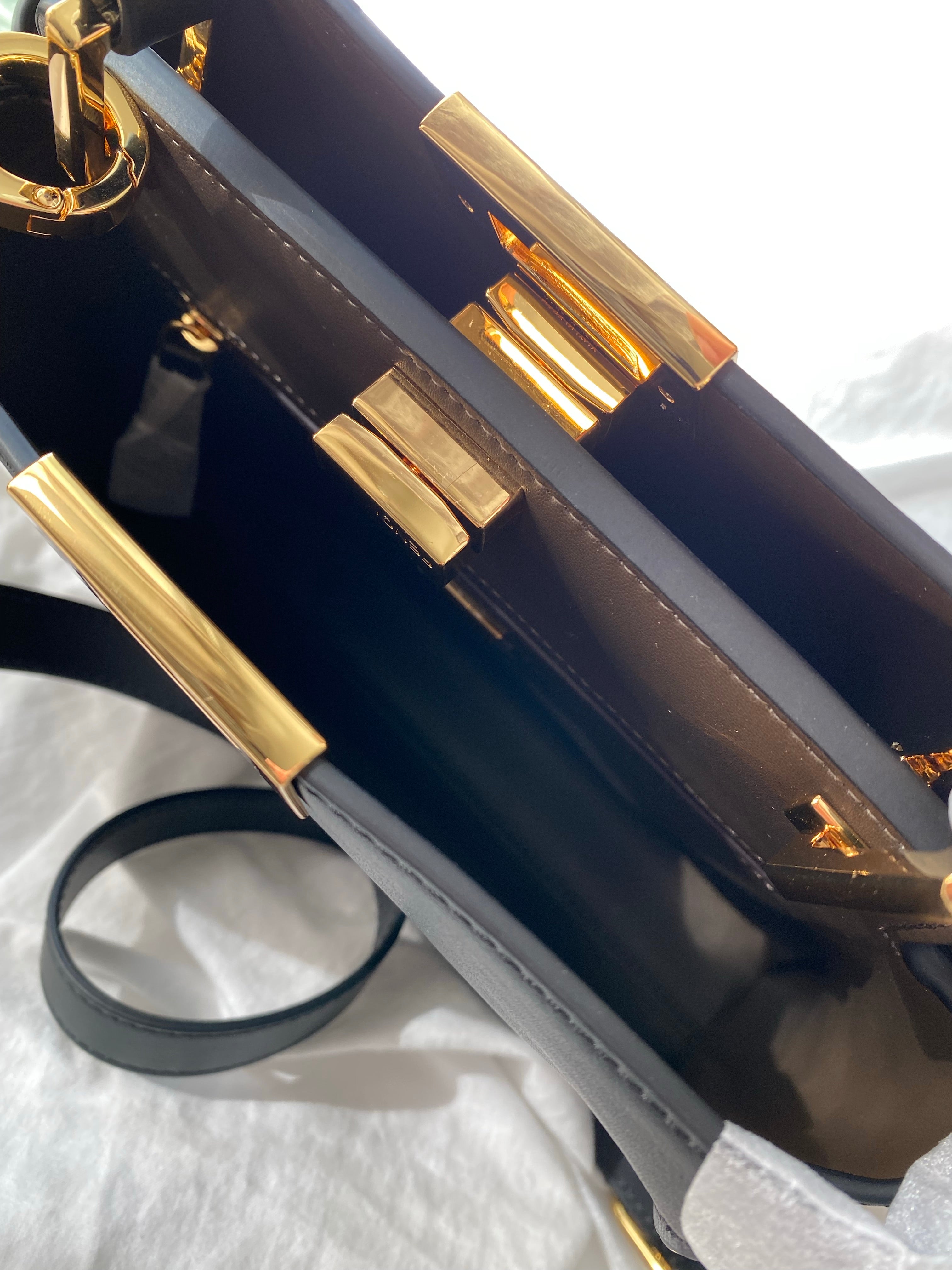 [TOP] FENDI FENDI Peekaboo Essentially - Black