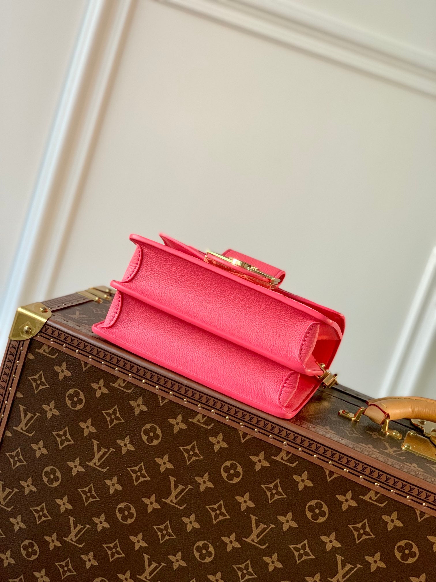 [TOP] Louis Vuitton LV L*V Mini Dauphine Tufted Monogram 20x15x9 cm- Rose Fluo