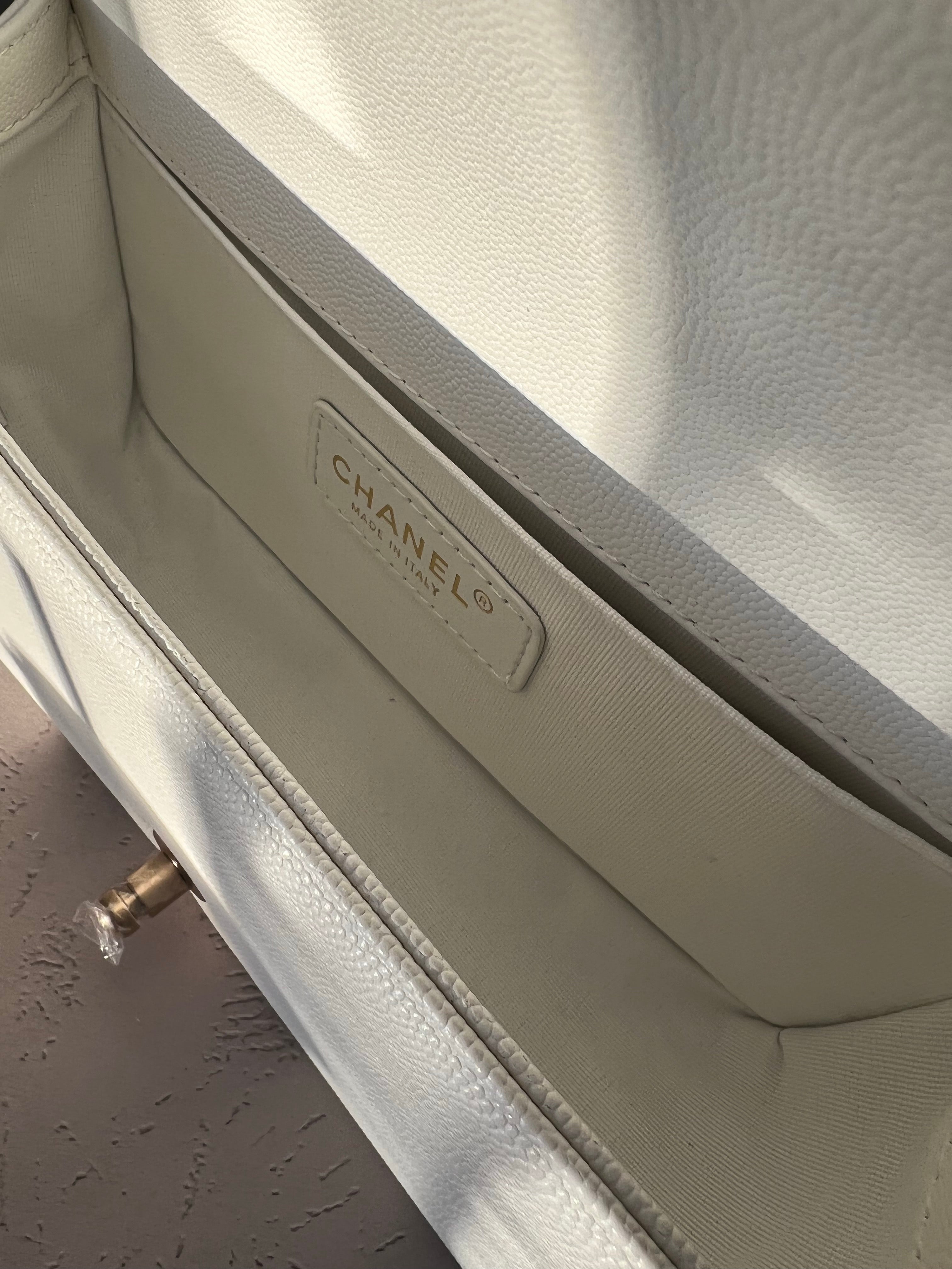[TOP] CHANEL Le Boy Bag Caviar Medium 25CM  - White & GHW