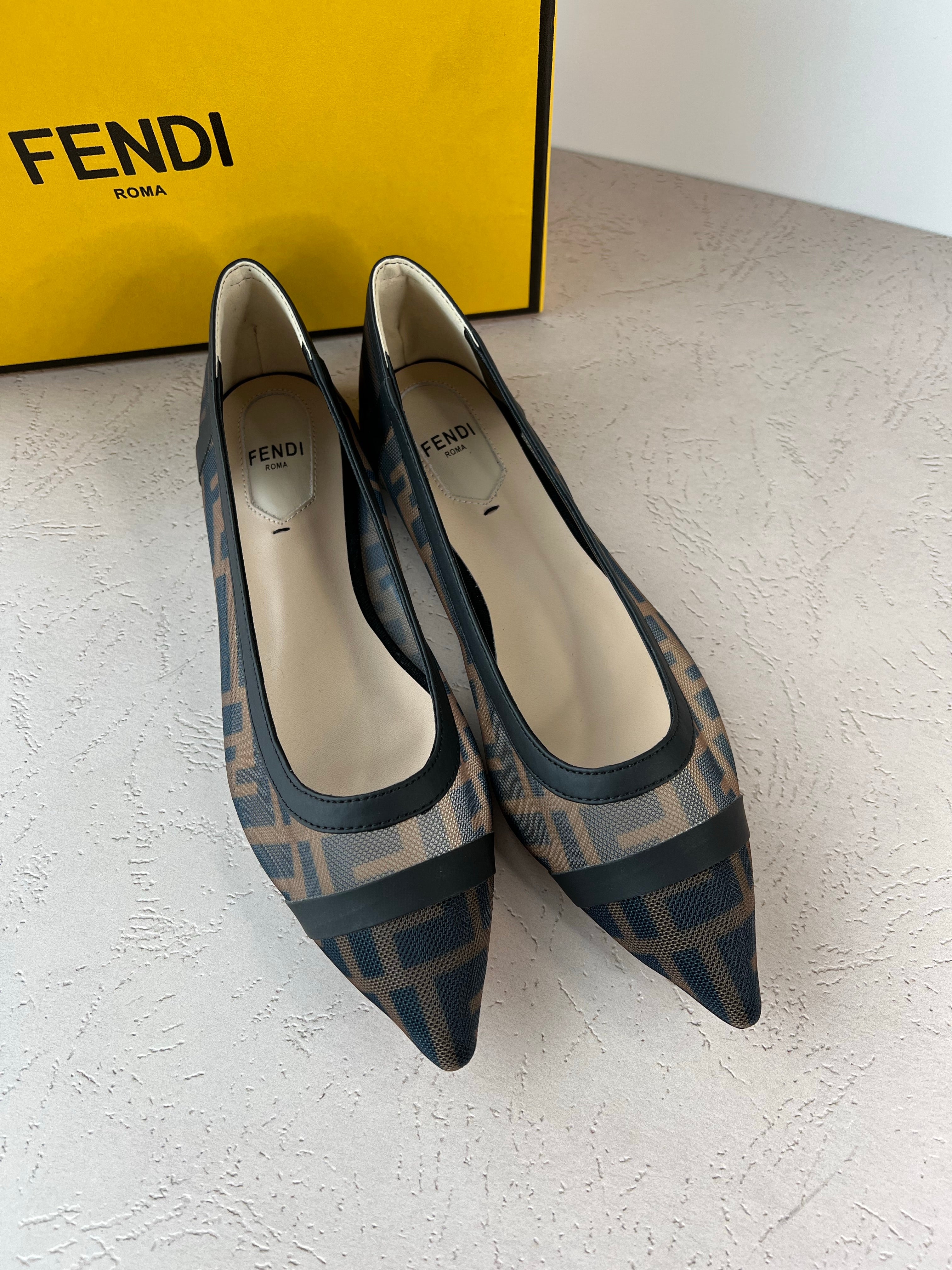 [TOP] FENDI FENDI Colibri Mesh Pointy Toes Flat Sandals