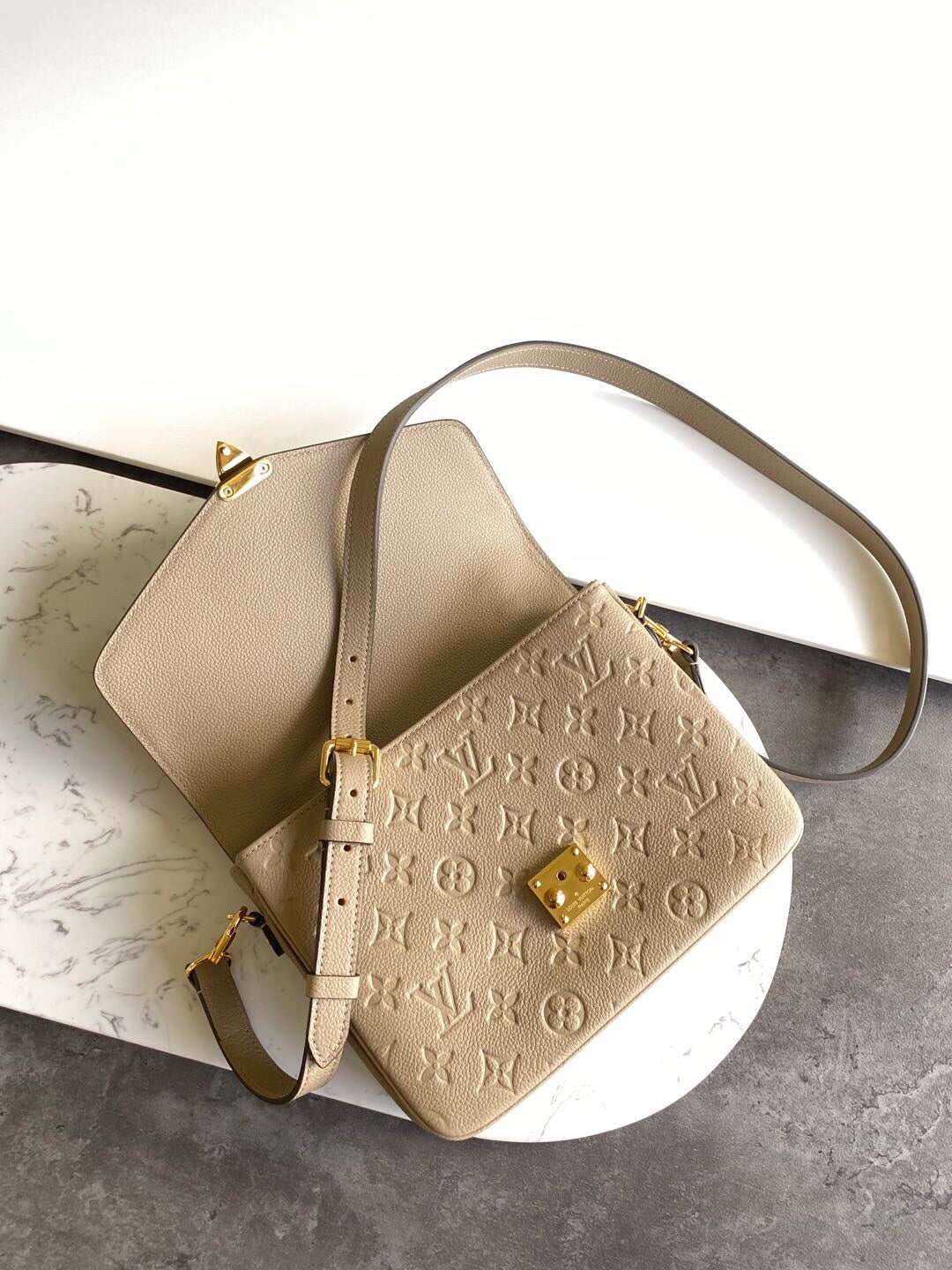 [TOP] Louis Vuitton LV £V Empreinte Pochette Metis 25X19X7cm - Taupe