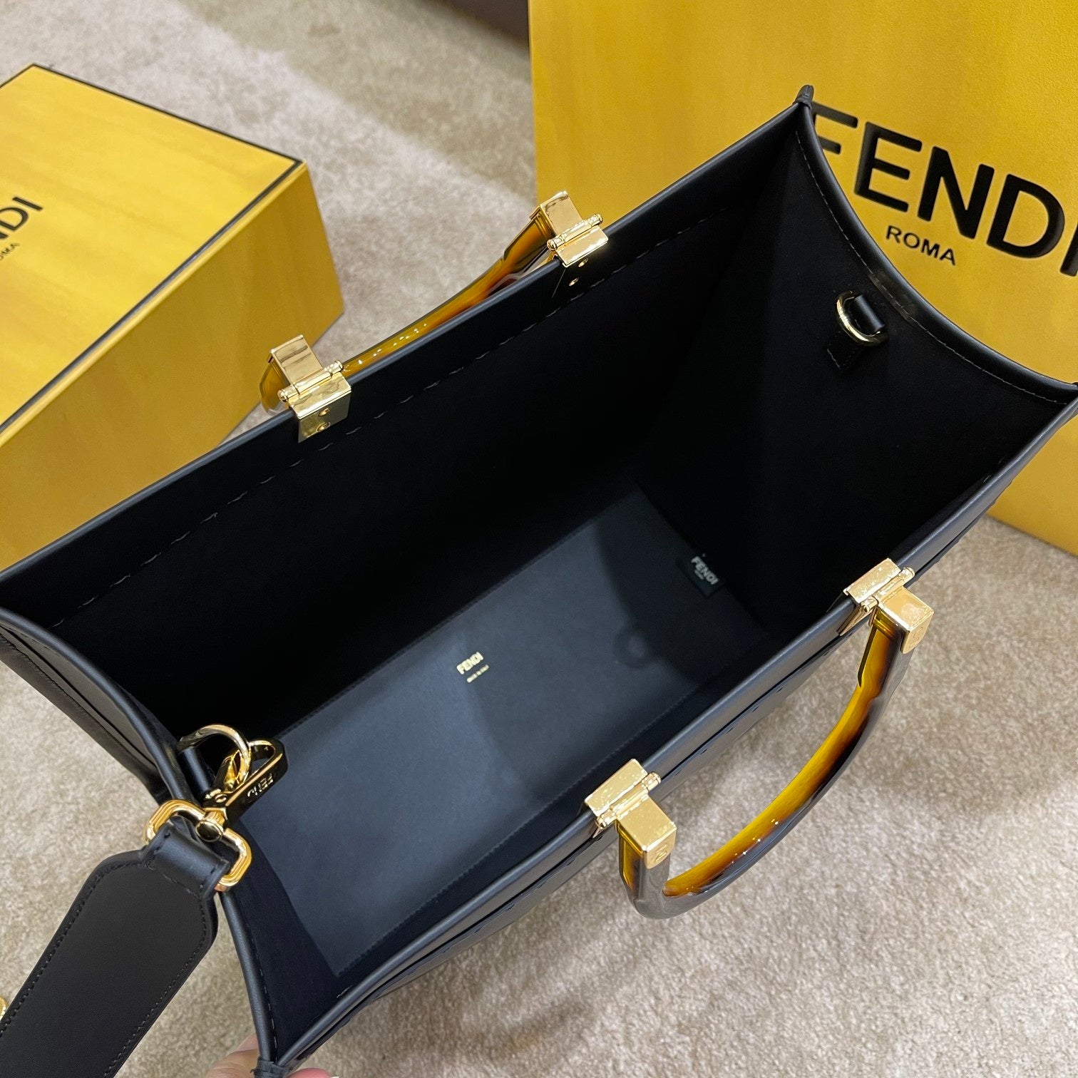 [TOP] FENDI Medium Sunshine Tote - Black