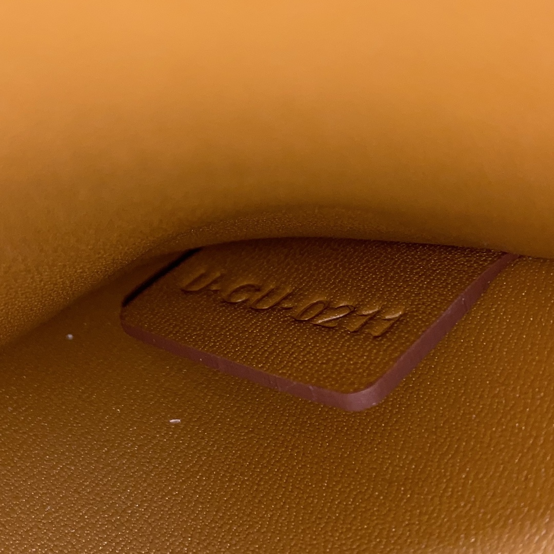 [TOP] CELINE Triomphe Canvas Bag 20-10-4 - White