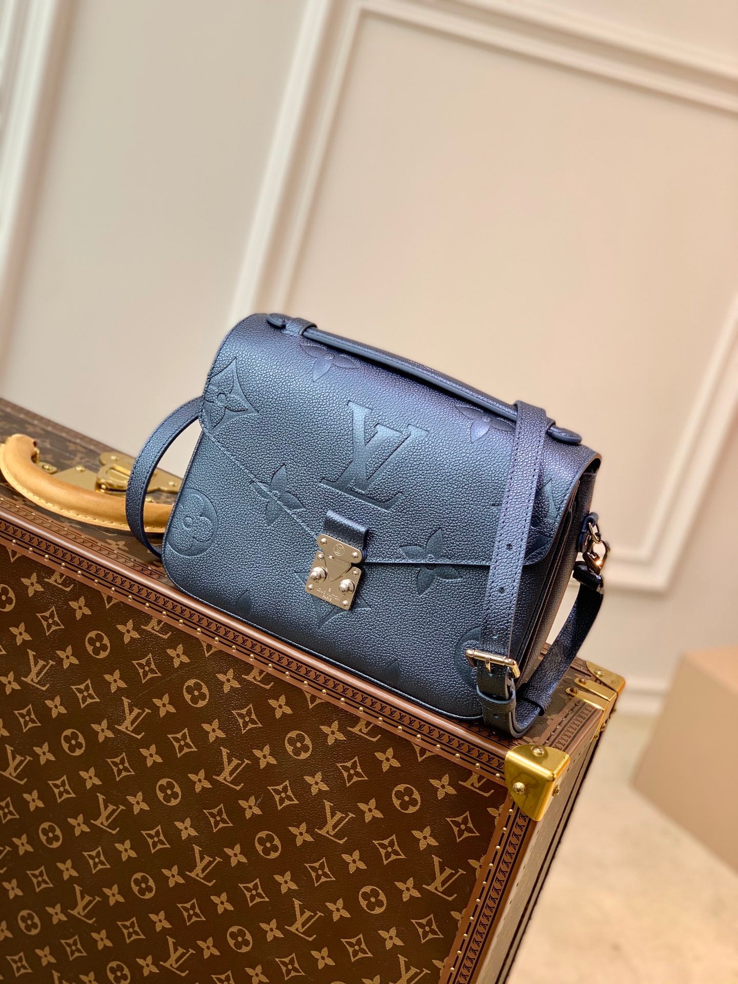 [TOP] Louis Vuitton LV Empreinte Metis Giant Monogram 25X19X7cm - Iridescent Blue
