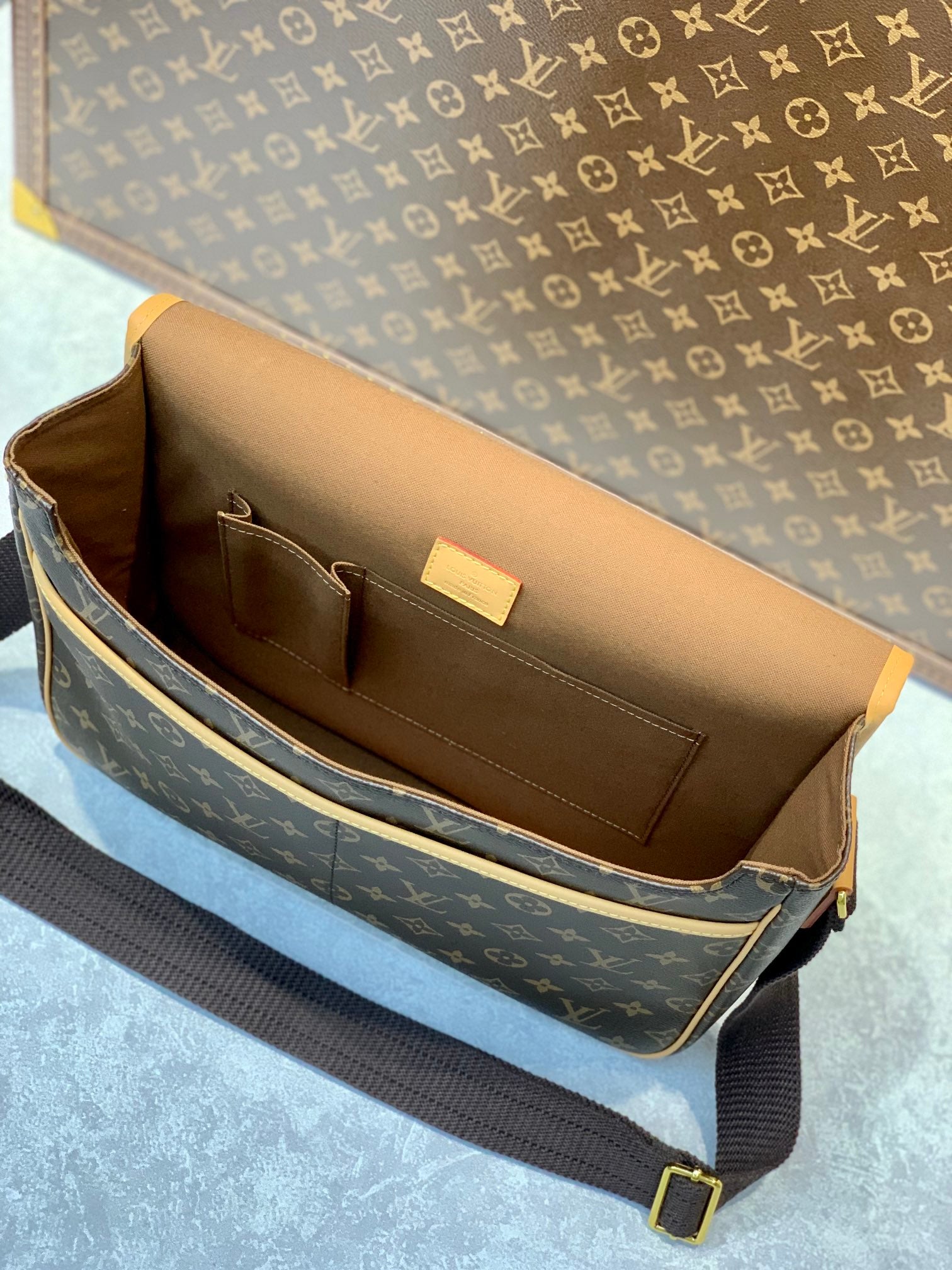 [TOP] Louis Vuitton LV L*V Messenger Bosphore Monogram GM Shoulder Bag