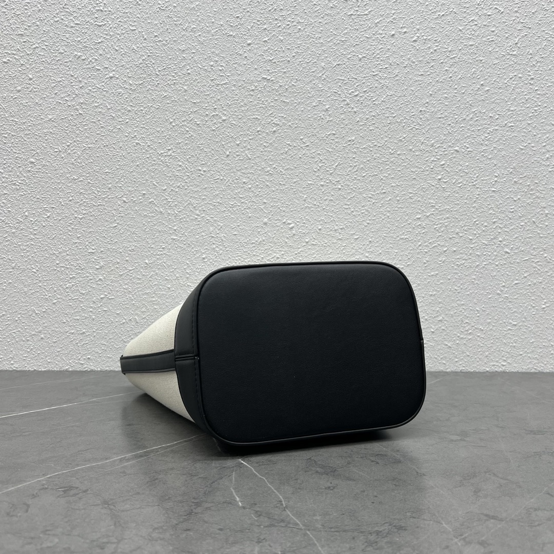 [TOP] CELINE Cuir Triomphe Bucket Bag 22×18×13 - Black/White