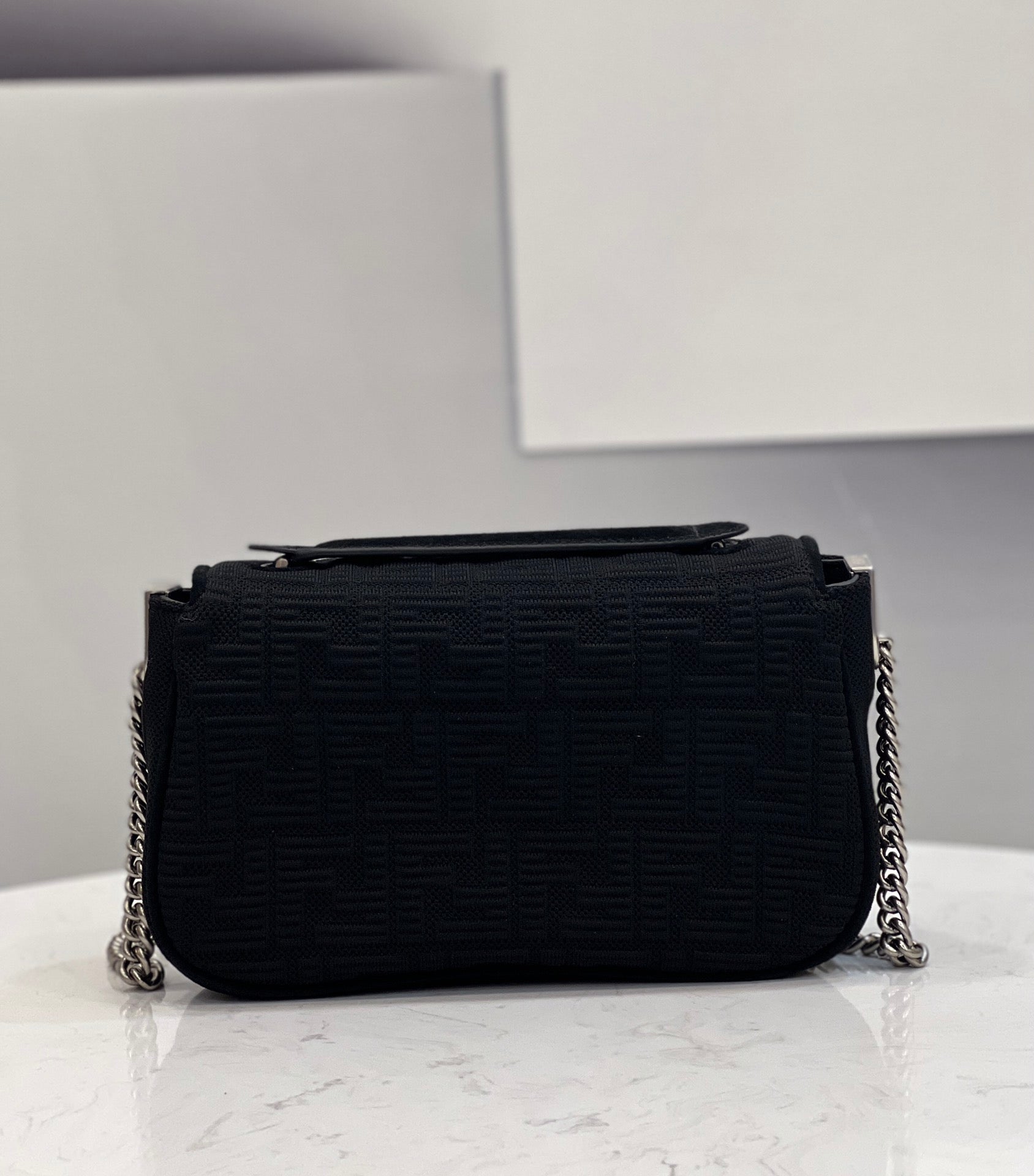 [TOP] FENDI FENDI Baguette Medium Chain Bag - Black