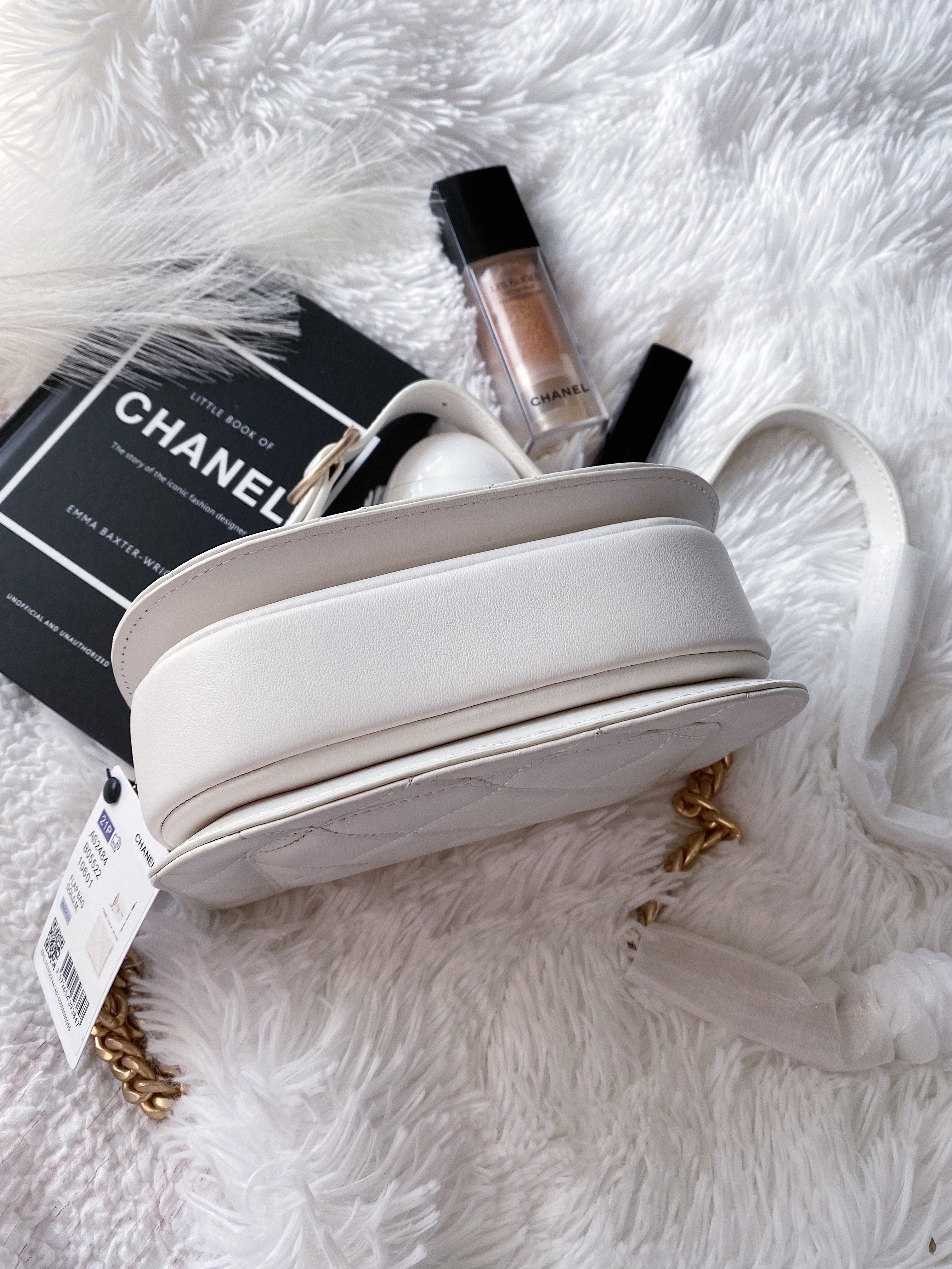 [TOP] CHANEL Messenger Bag Calfskin Mini - White