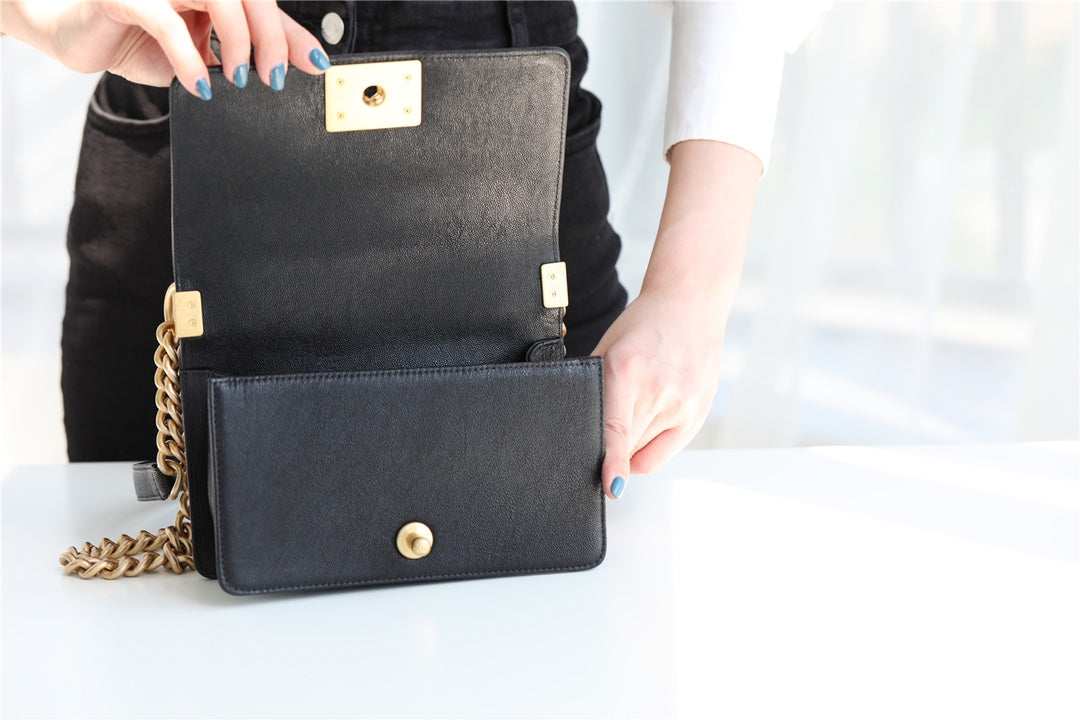 [TOP] CHANEL Boy Bag  Small 20cm - Black & GHW