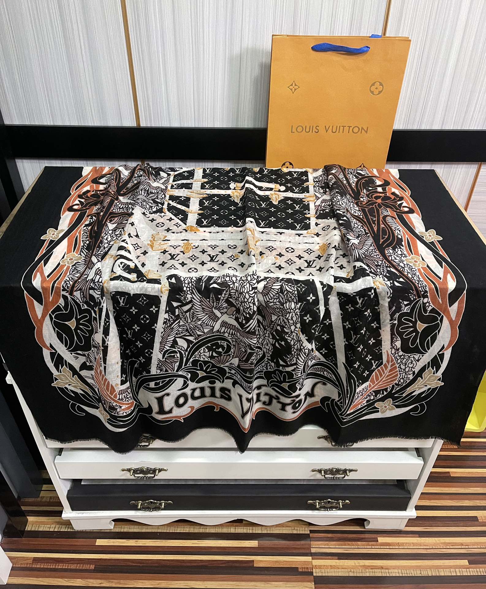 [TOP] Louis Vuitton LV L*V Cashmere Scarf