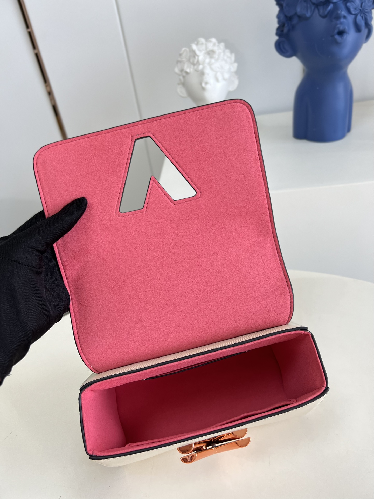 [TOP] Louis Vuitton LV  Epi Twist Bag 23 x 17 x 9.5 cm-White