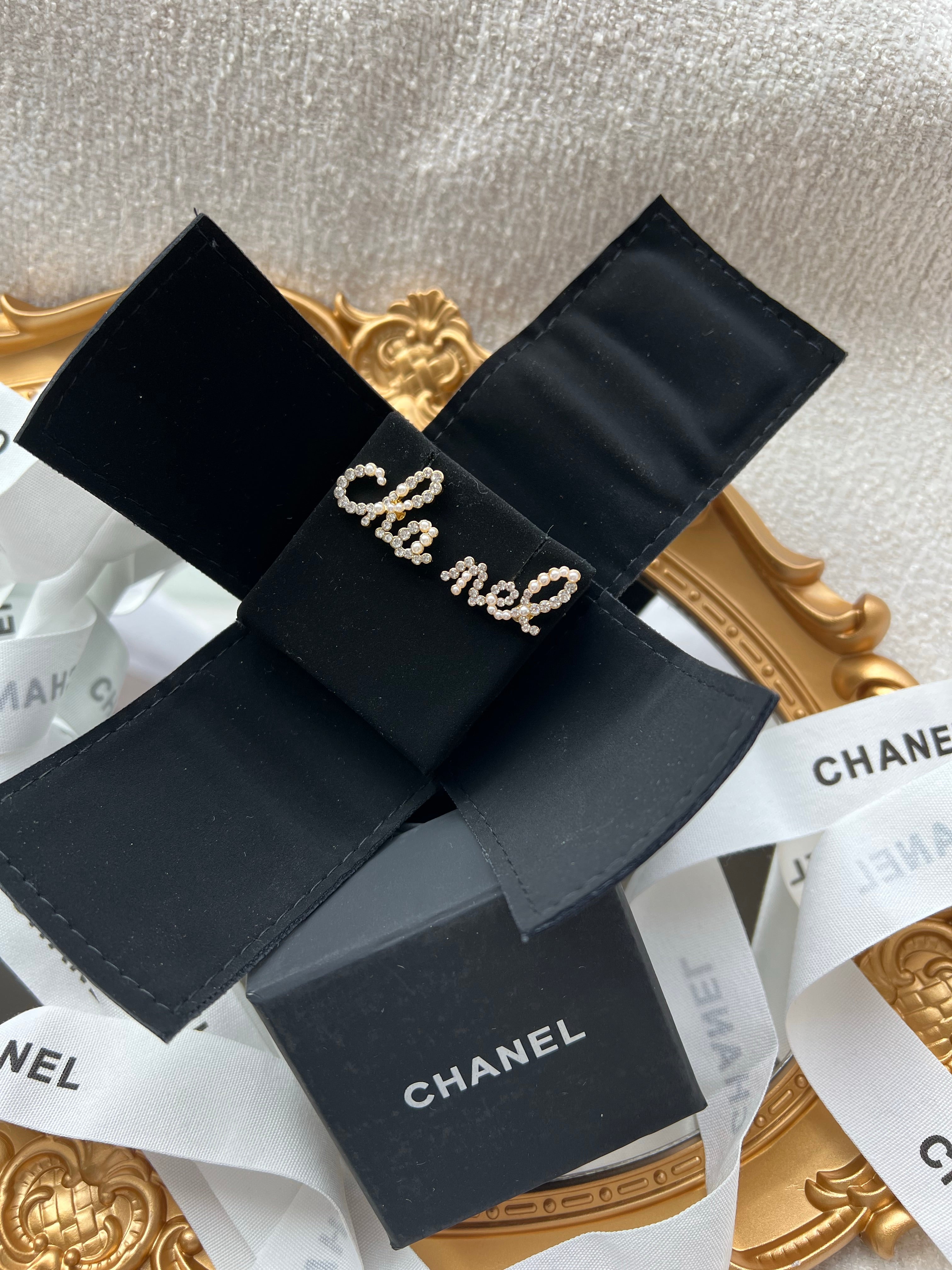 [TOP] CHANEL Letters Earrings Stud