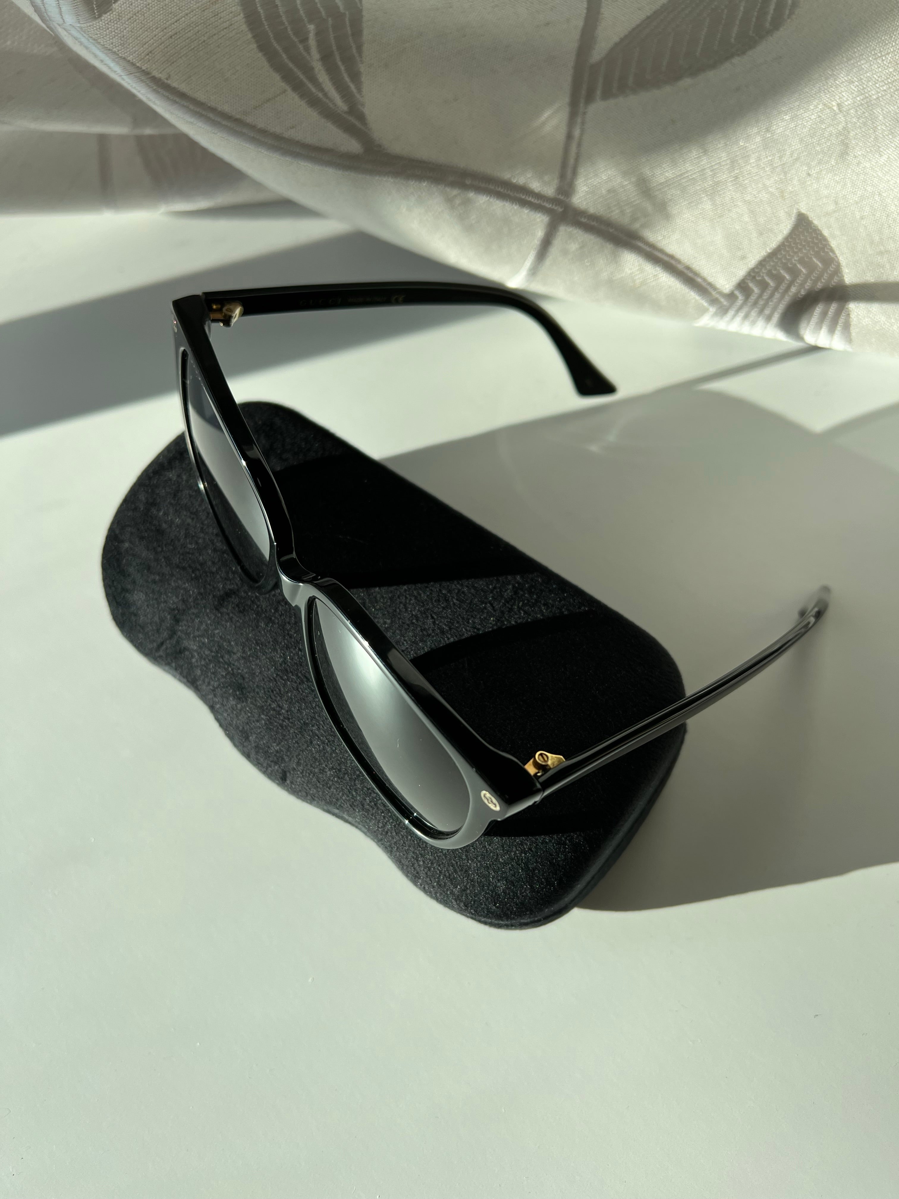 [TOP] GUCCI Bee Black Sunglasses