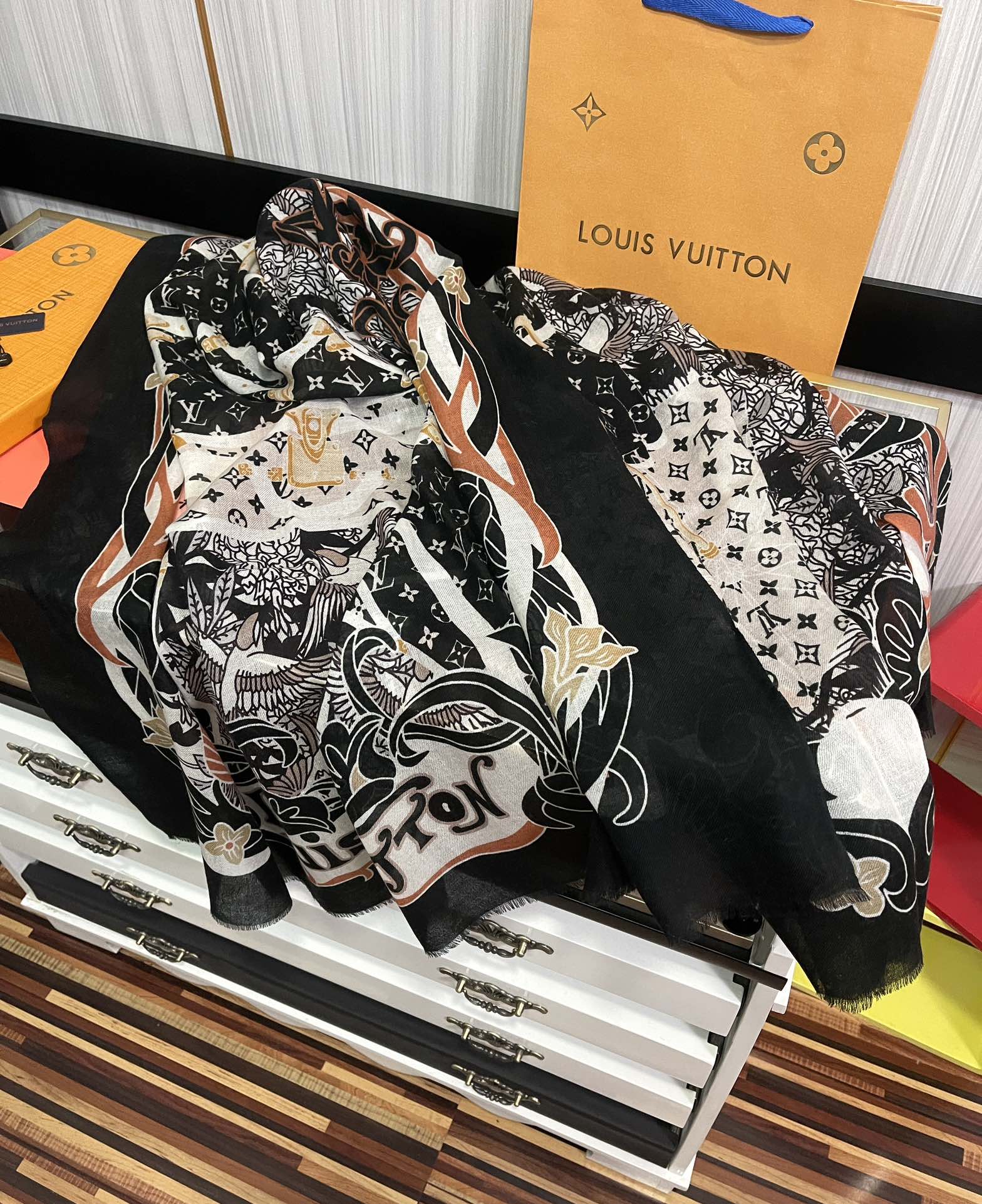 [TOP] Louis Vuitton LV L*V Cashmere Scarf