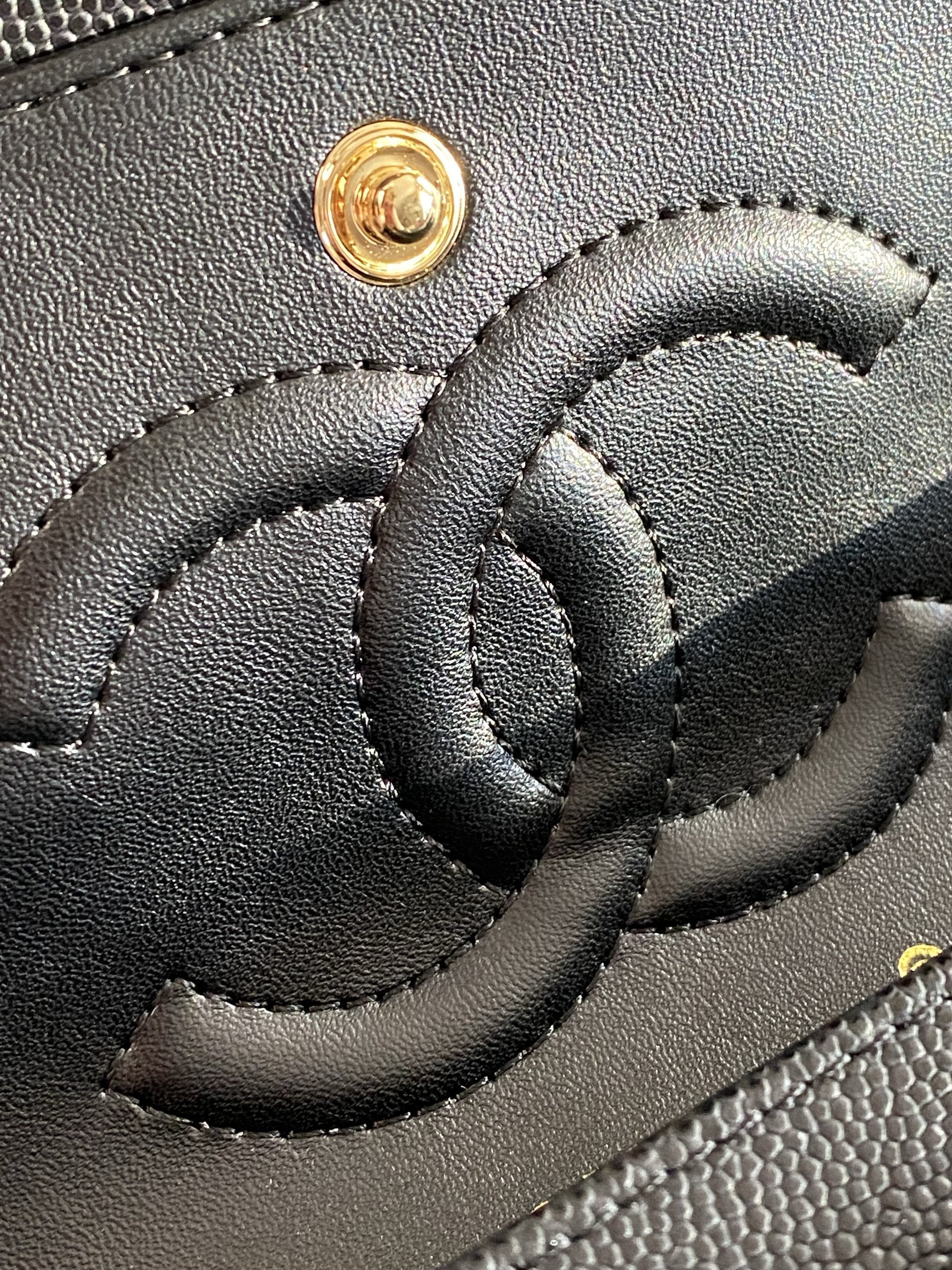 [TOP] CHANEL Classic Flap Bag Caviar Medium 25.5cm <Black Interior> - Black & GHW