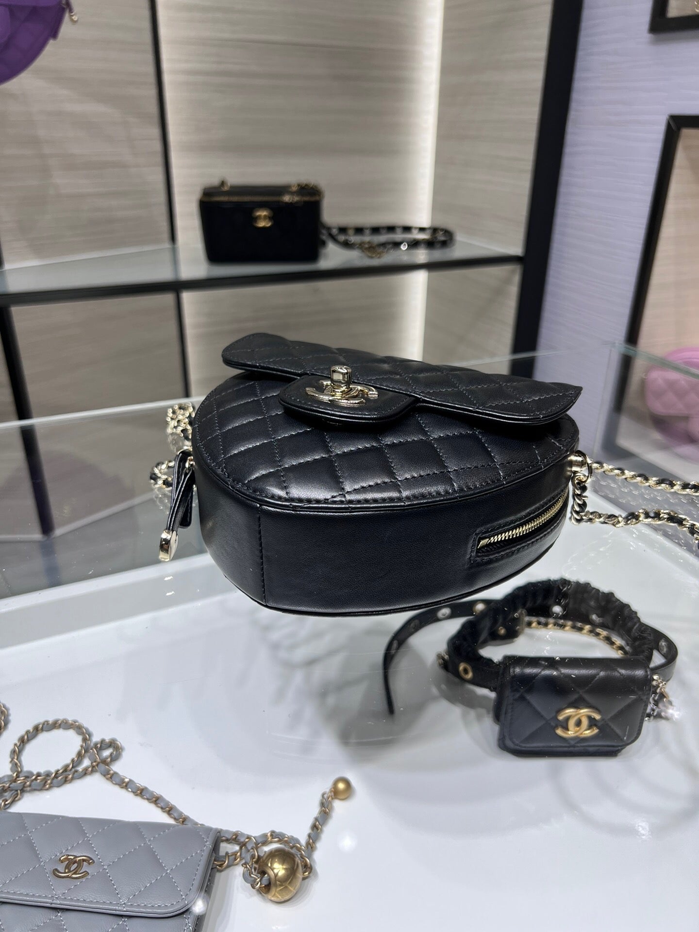 [TOP] CHANEL Heart Bag Large 16.5x18x6.5cm - Black & GHW