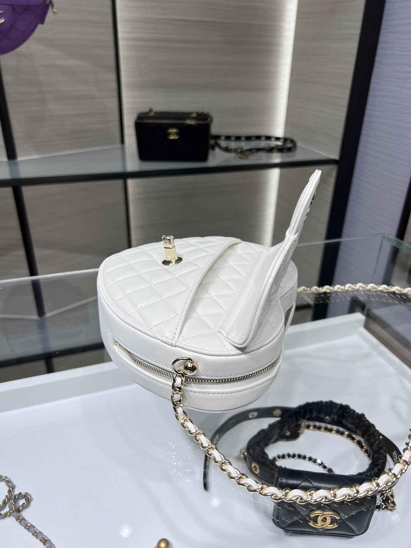[TOP] CHANEL Heart Bag Large 16.5x18x6.5cm - White & GHW