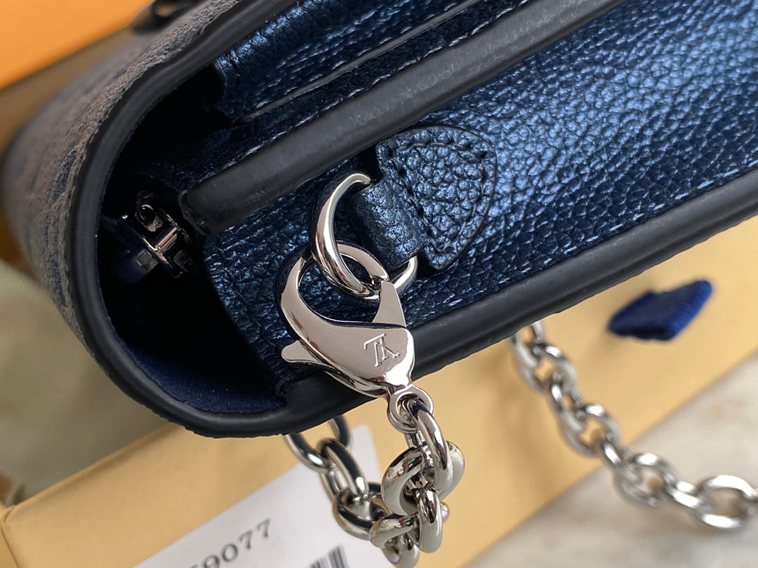 [TOP] Louis Vuitton LV L*V Vavin WOC Empreinte 19 x 12.5 x 4 cm - Pearly Blue