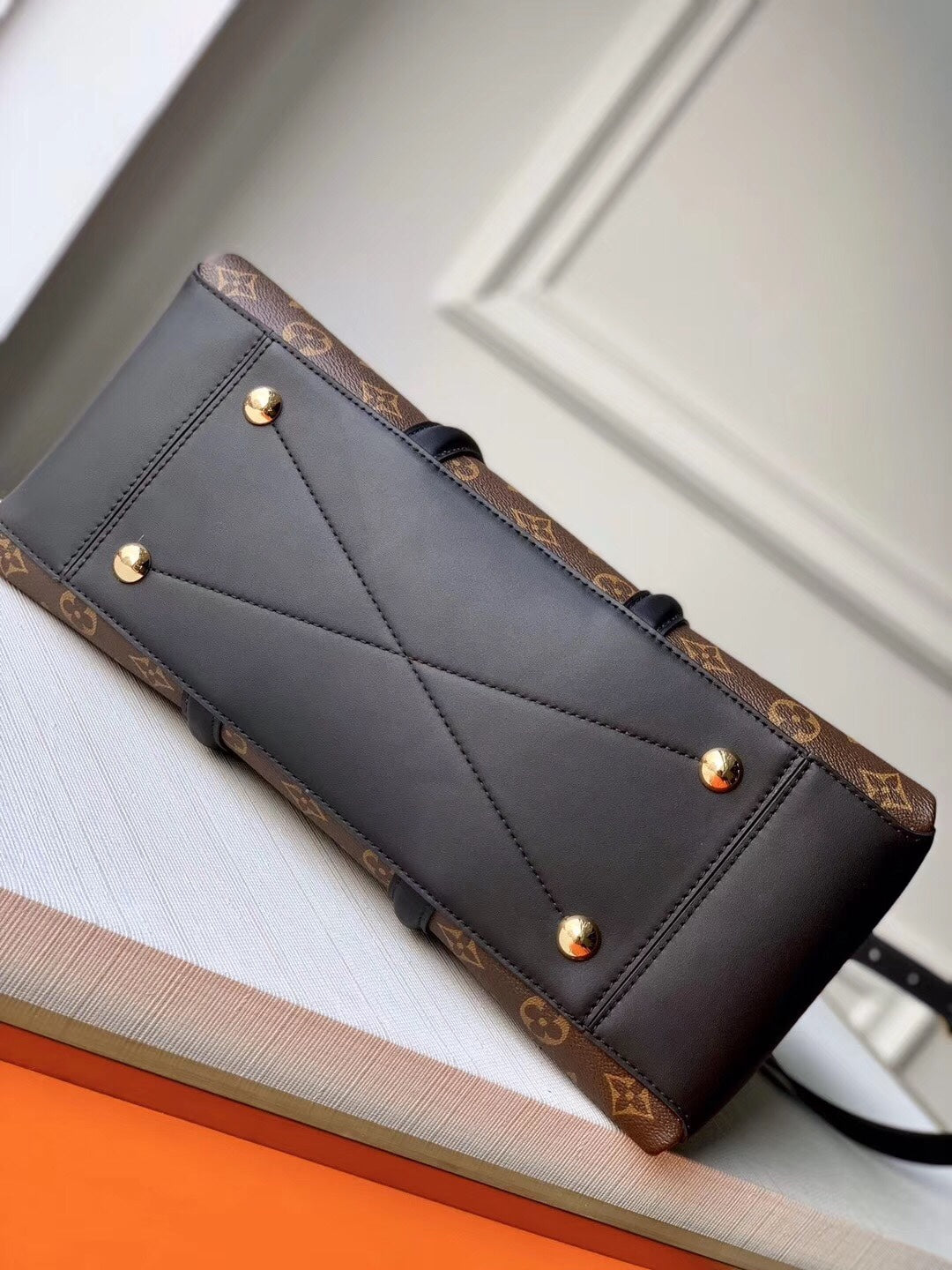 [TOP] Louis Vuitton LV L*V Soufflot BB Supple Monogram Bag 36.0 x 21.0 x 13.0 cm - Black