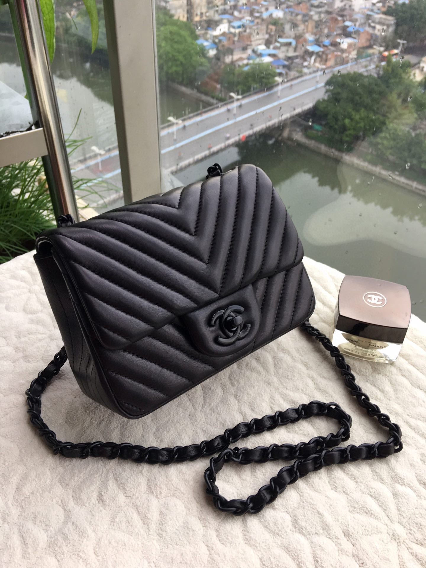 [TOP] CHANEL Classic Flap Bag Chevron Mini 20cm  - Black on Black
