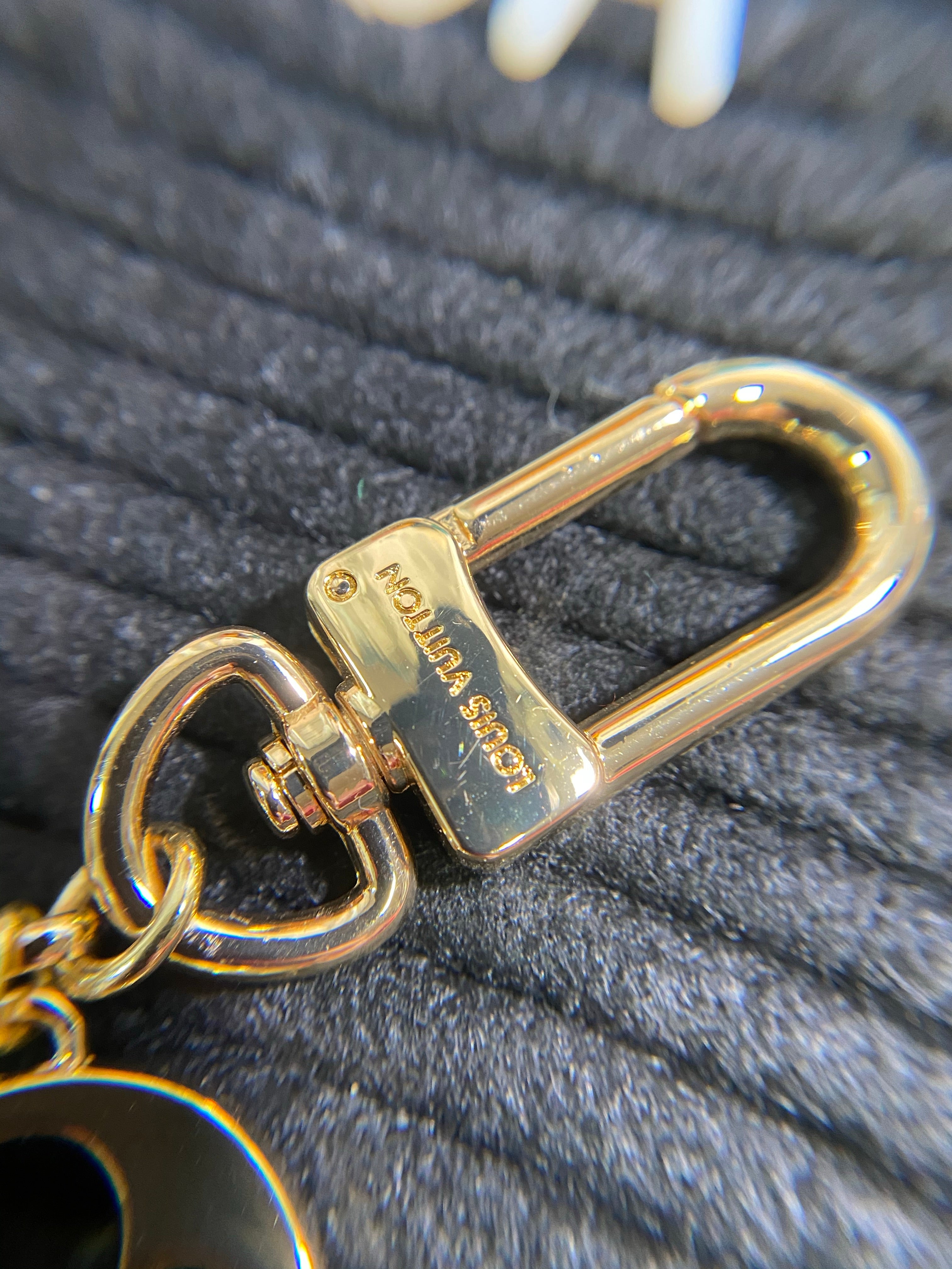 [TOP] Louis Vuitton LV LV Bag Charm Fleur De Monogram - RED