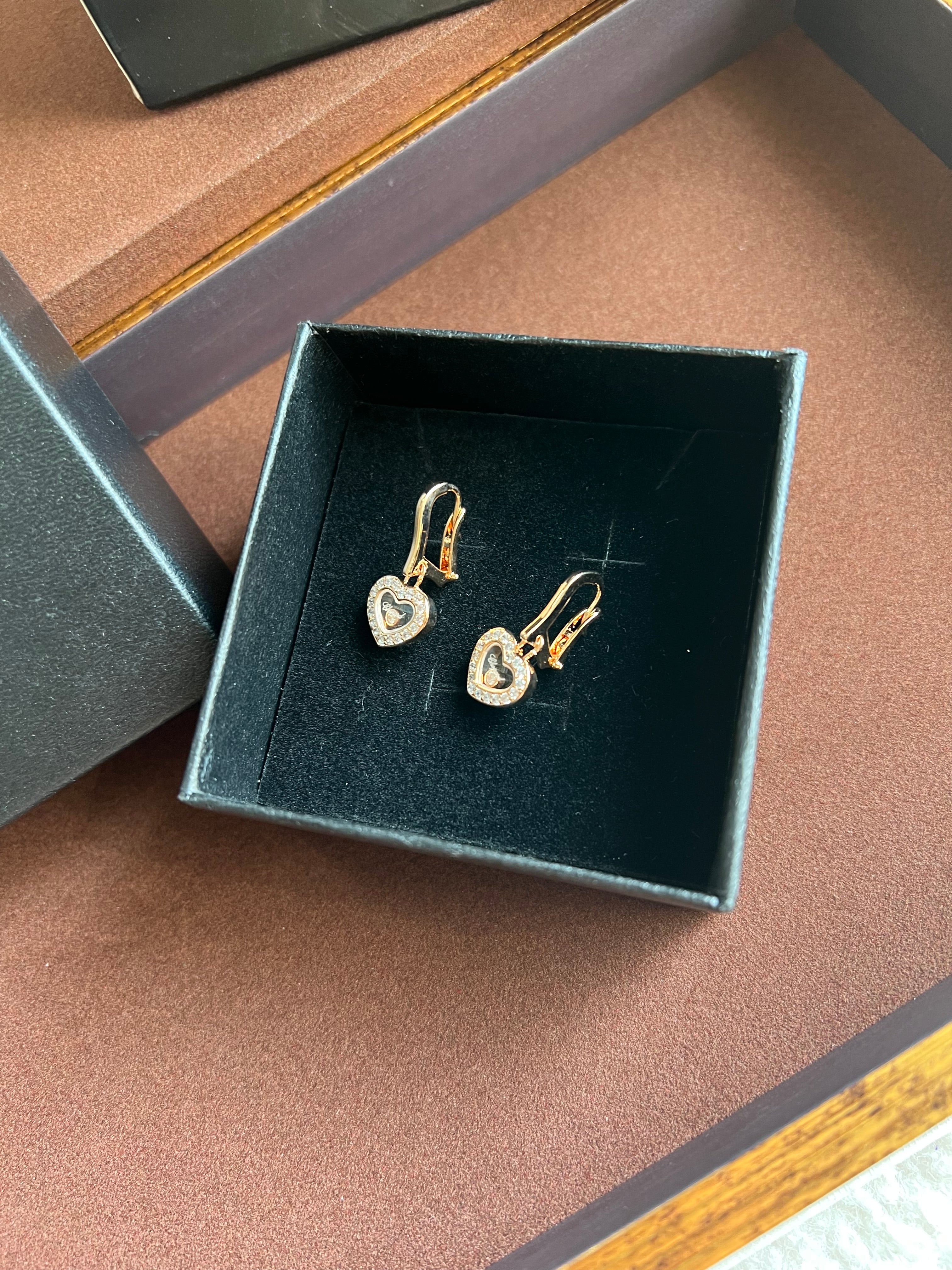 [TOP] Ch0pard Heart Dangle Earrings w Stones - Gold