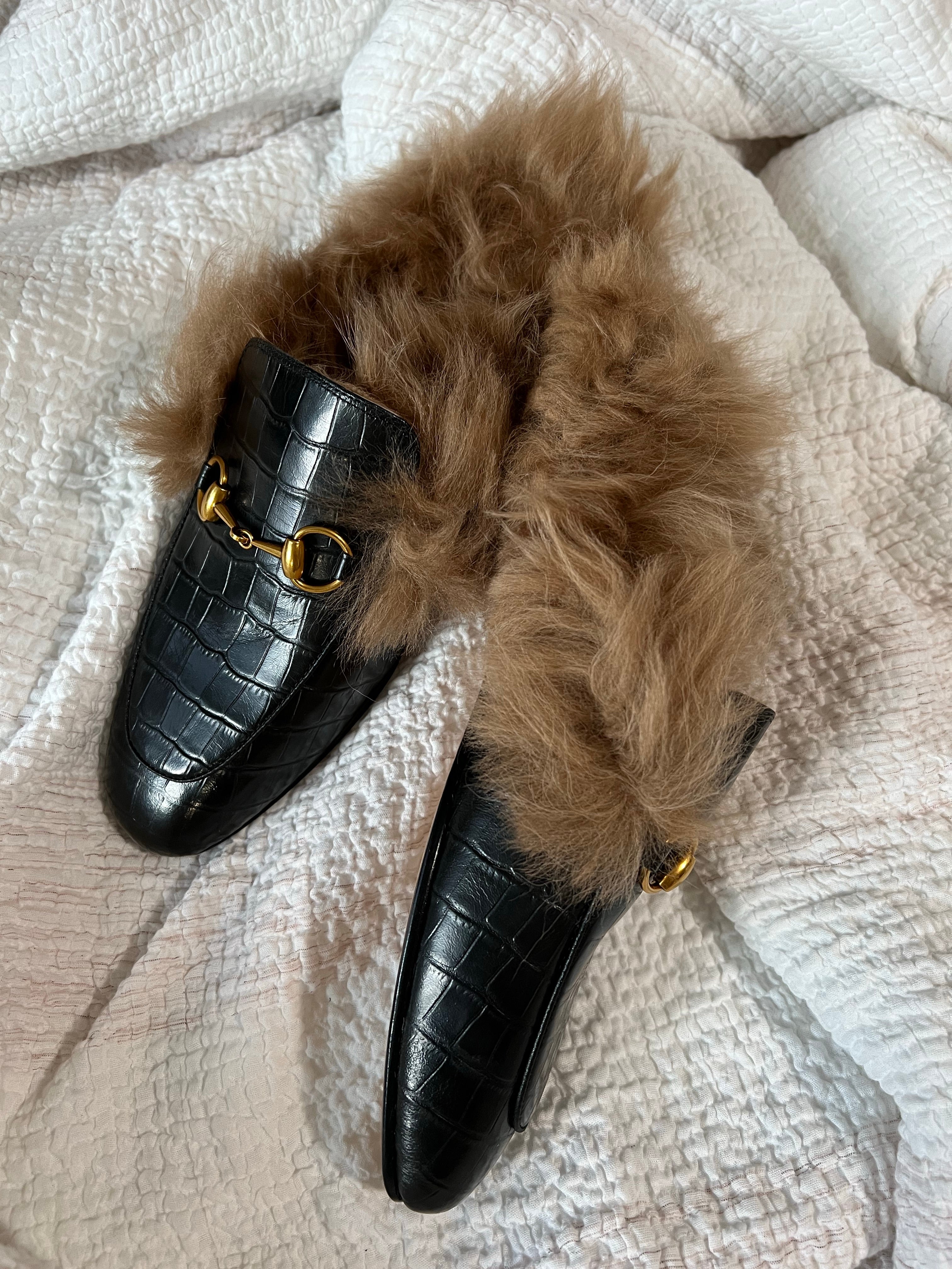 [TOP] GUCCI Fur Line Crocodile Skin Slippers - Black